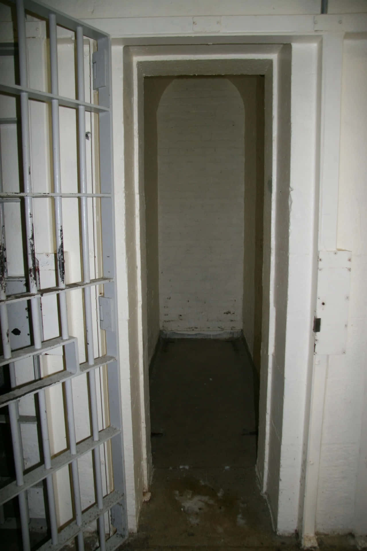 Einetür In Einer Gefängniszelle