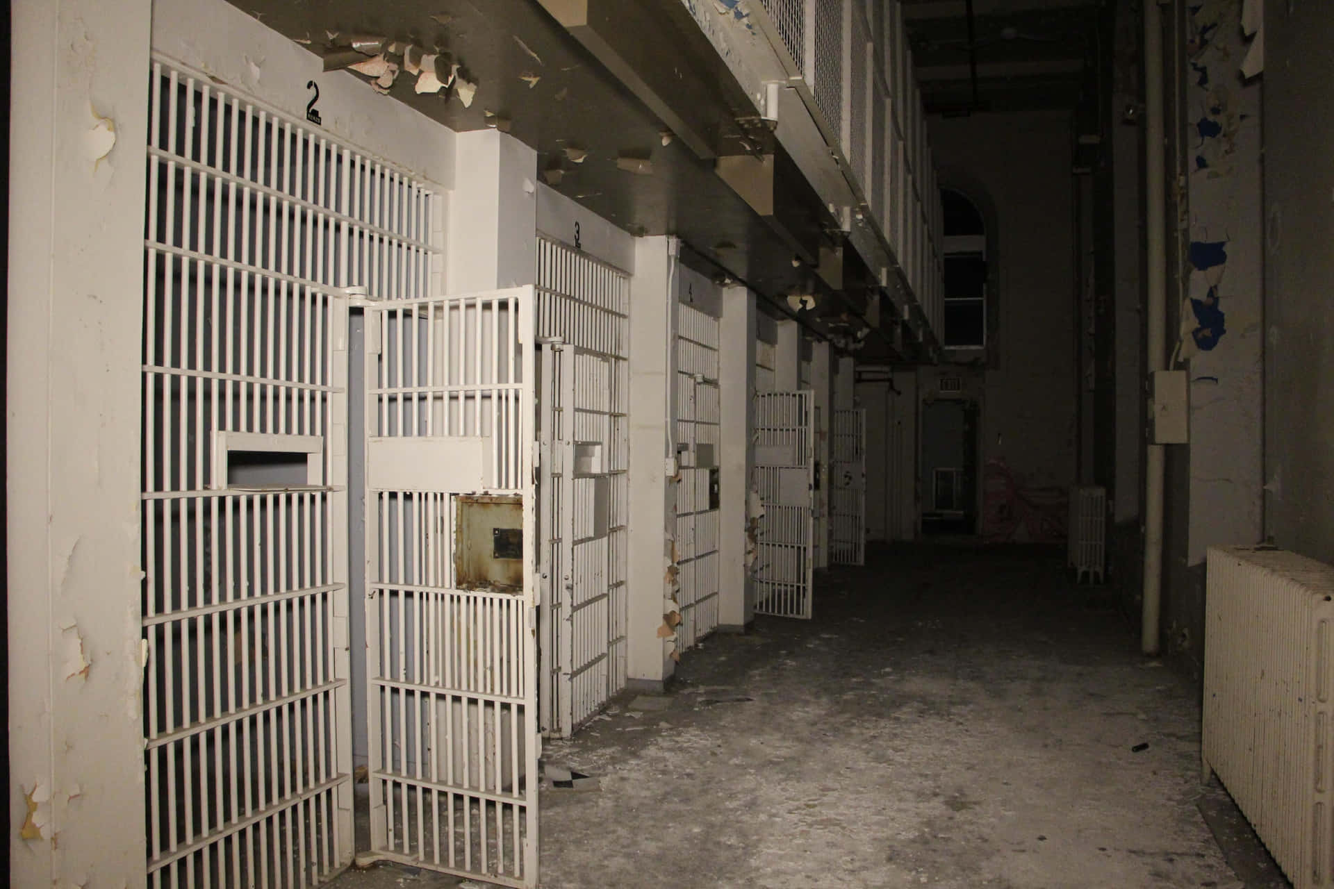 En fængsel celle med stænger på væggene