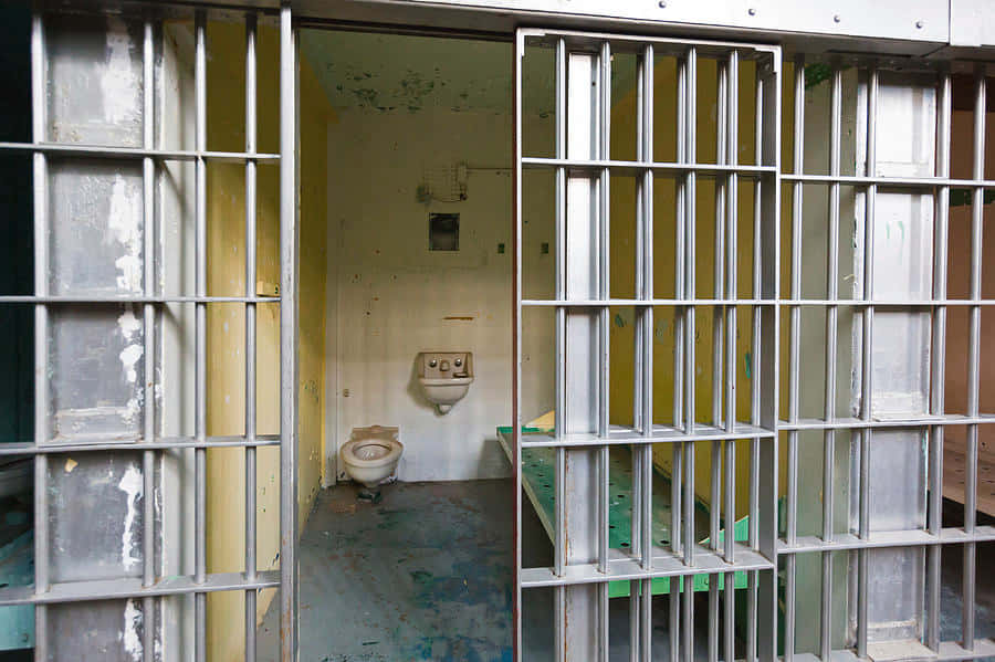 En fængselscelle med toilet og seng