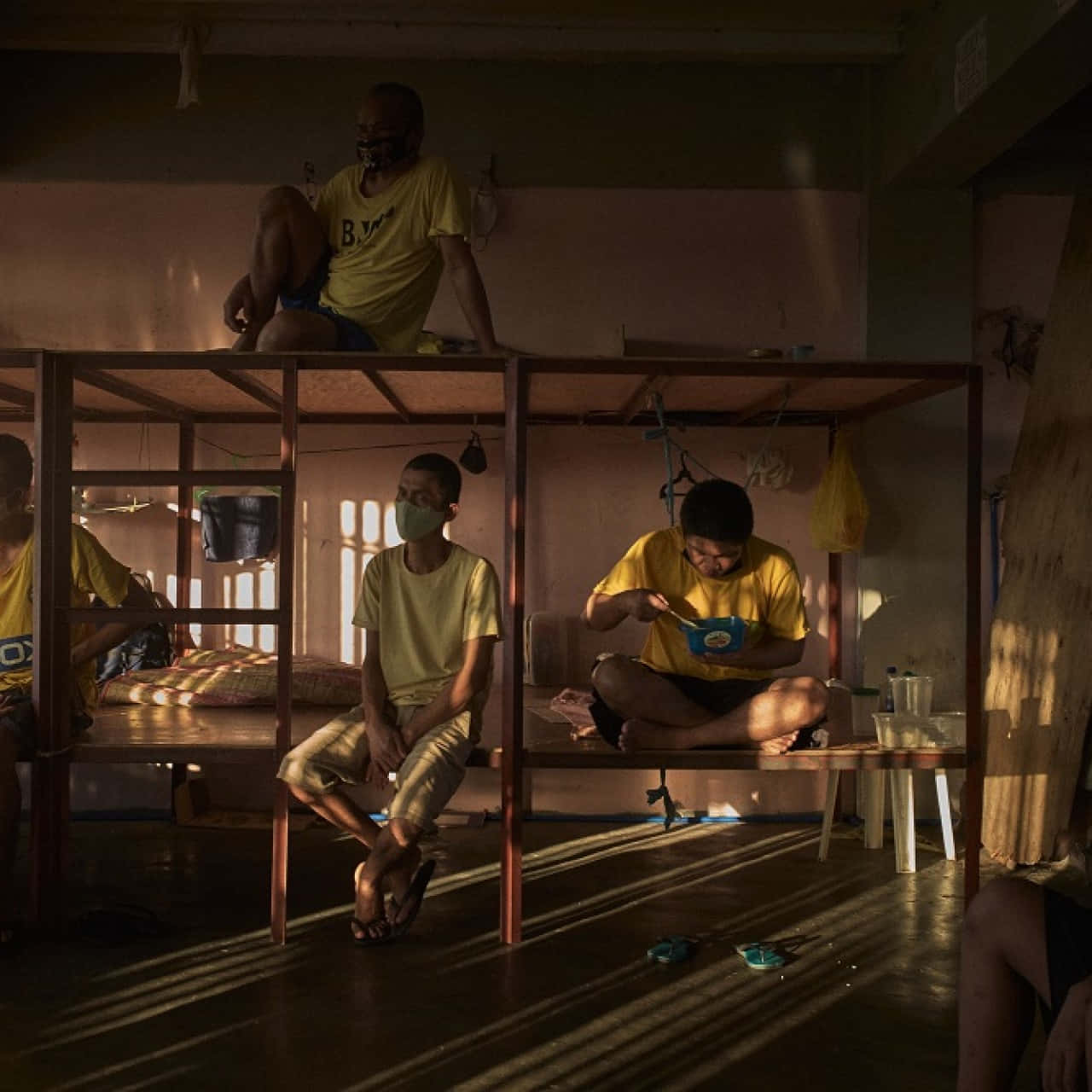Imagende Presos En La Cárcel Vistiendo Camisas Amarillas.