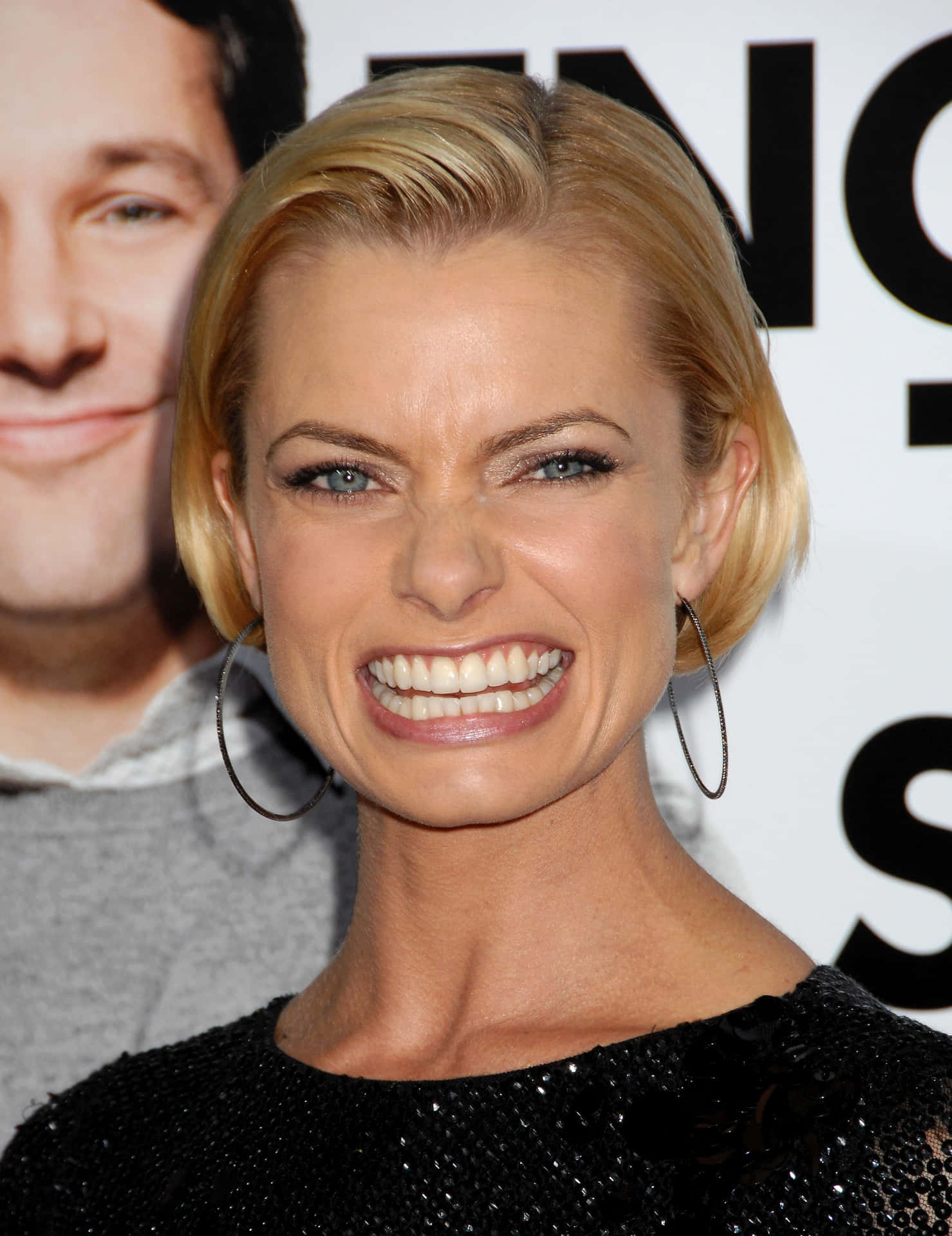 Jaime Pressly Poseert Op De Rode Loper Achtergrond