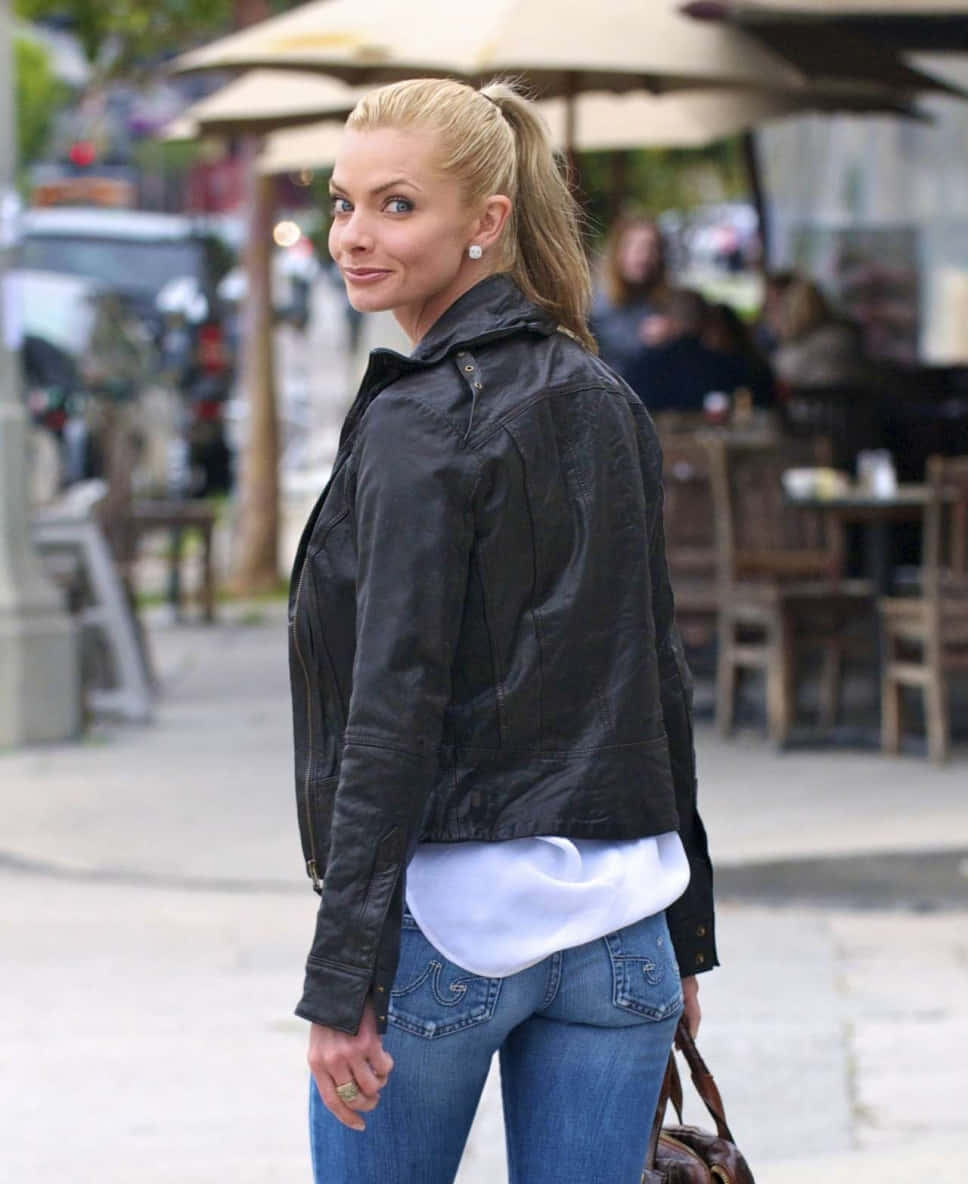 Jaime Pressly striking a pose in stylish outfit Wallpaper