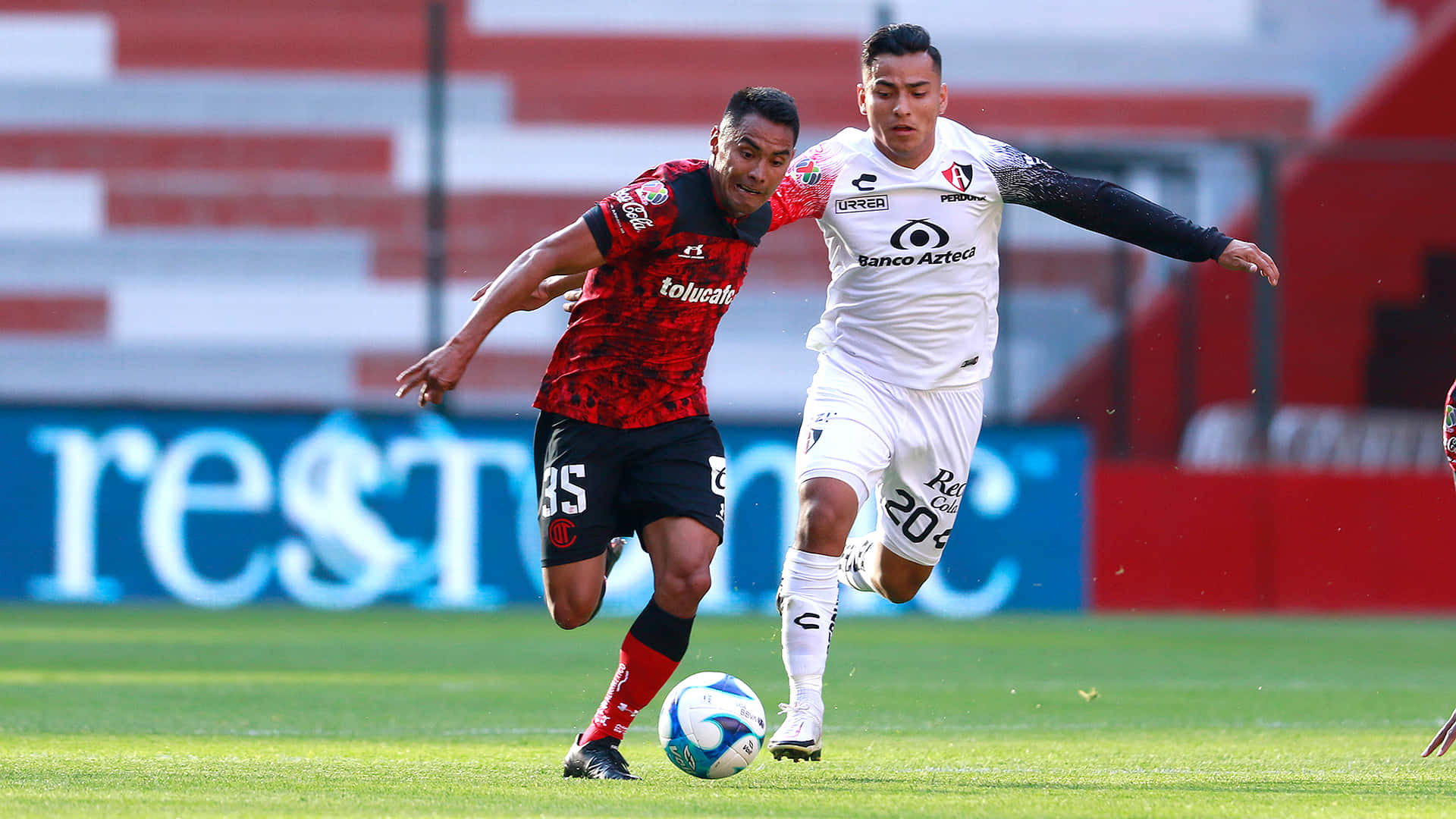 Jairo Torres In Game Against Deportivo Toluca FC Wallpaper