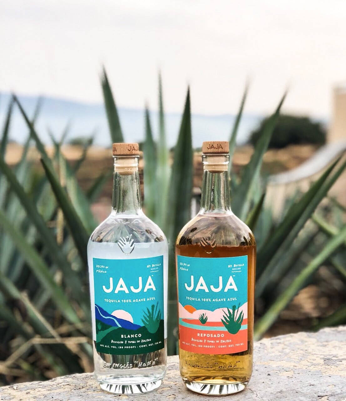 Jajatequila Reposado Och Blanco Utan Tagg. (this Sentence Describes The Title Or Name Of A Computer Or Mobile Wallpaper Featuring The Two Types Of Jaja Tequila.) Wallpaper