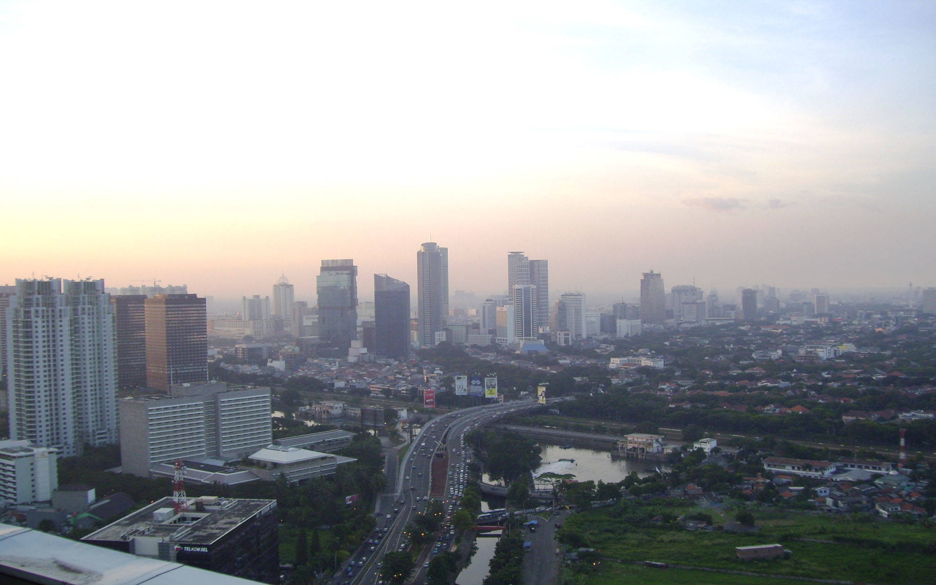 Dette tapet viser det spektakulære udsigt af Jakarta byskyline. Wallpaper