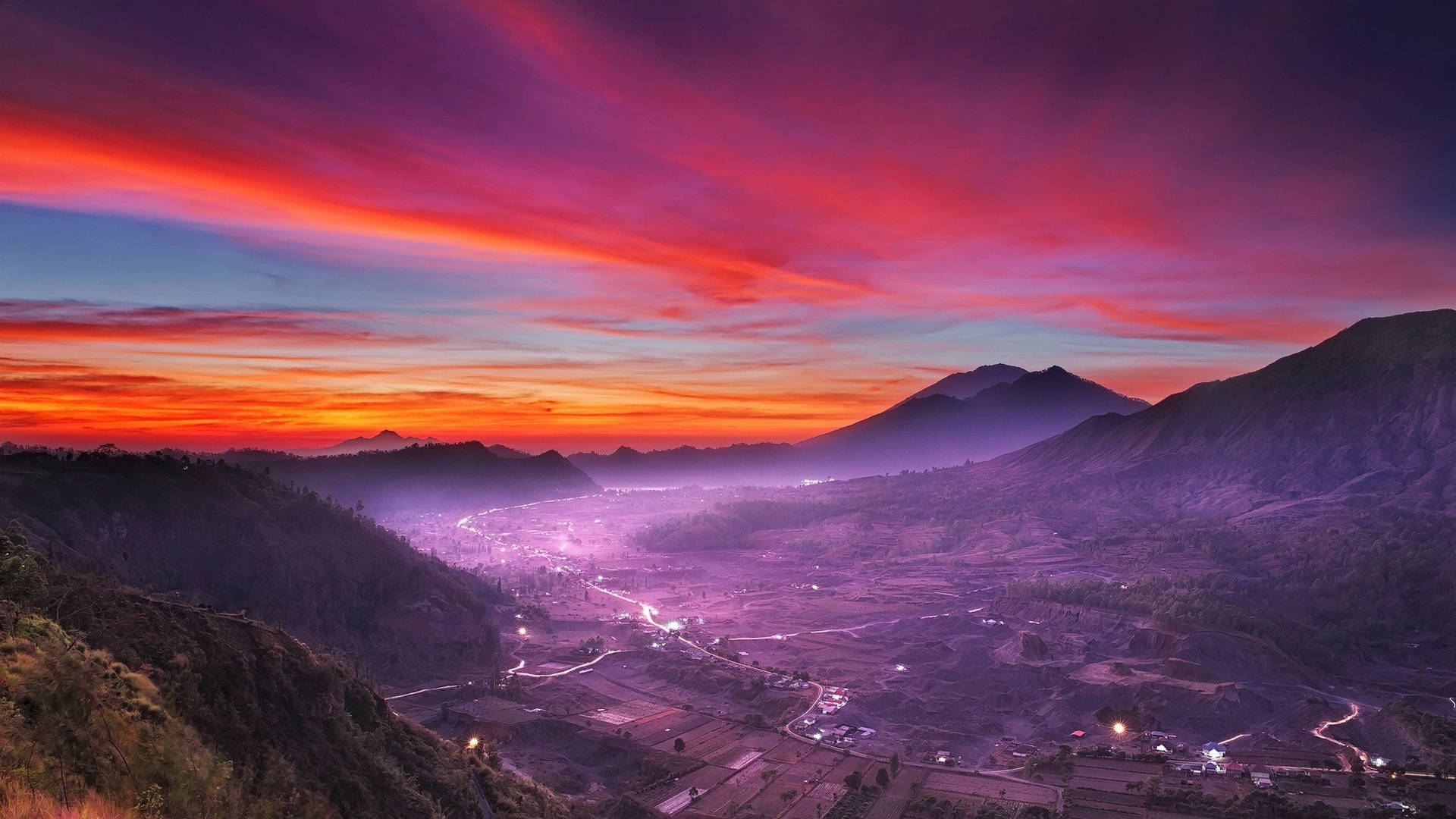 Montañaspúrpuras De Jakarta Fondo de pantalla