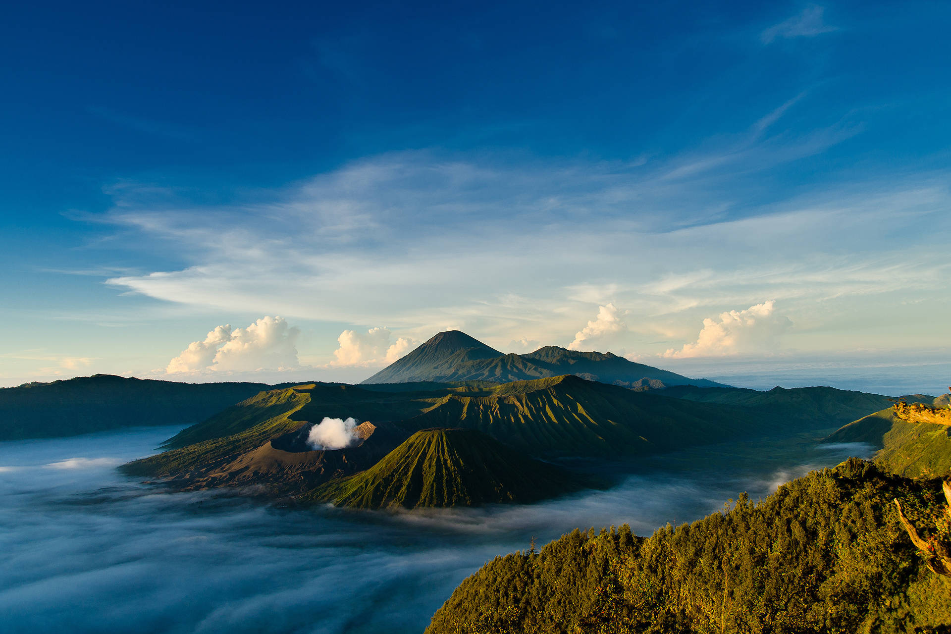 Vistadel Volcán De Jakarta Fondo de pantalla
