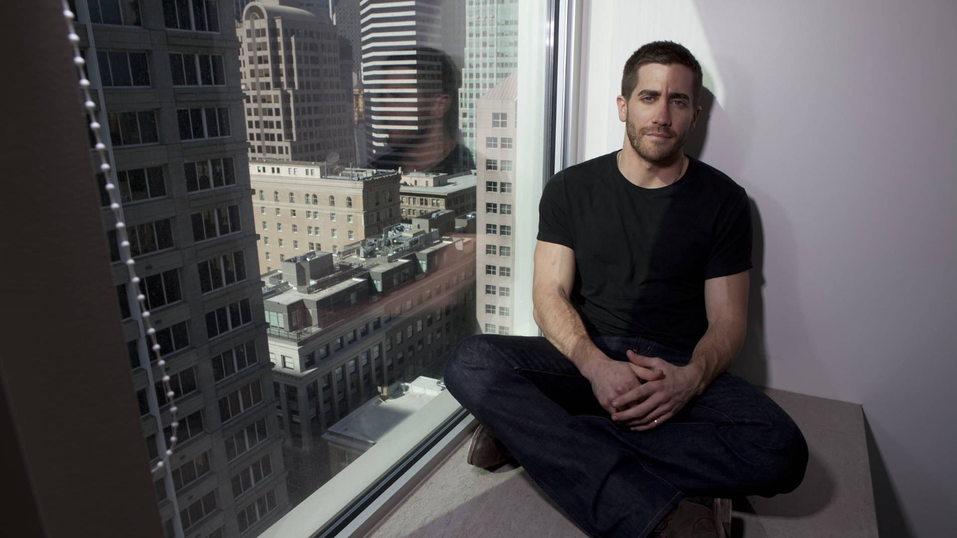Jake Gyllenhaal ved vinduet Wallpaper