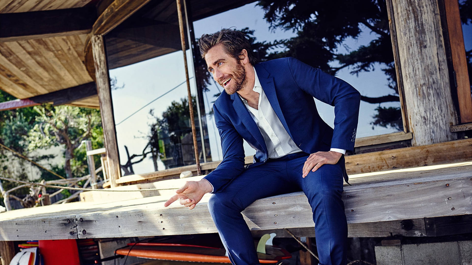 Jake Gyllenhaal In Blue Suit Wallpaper