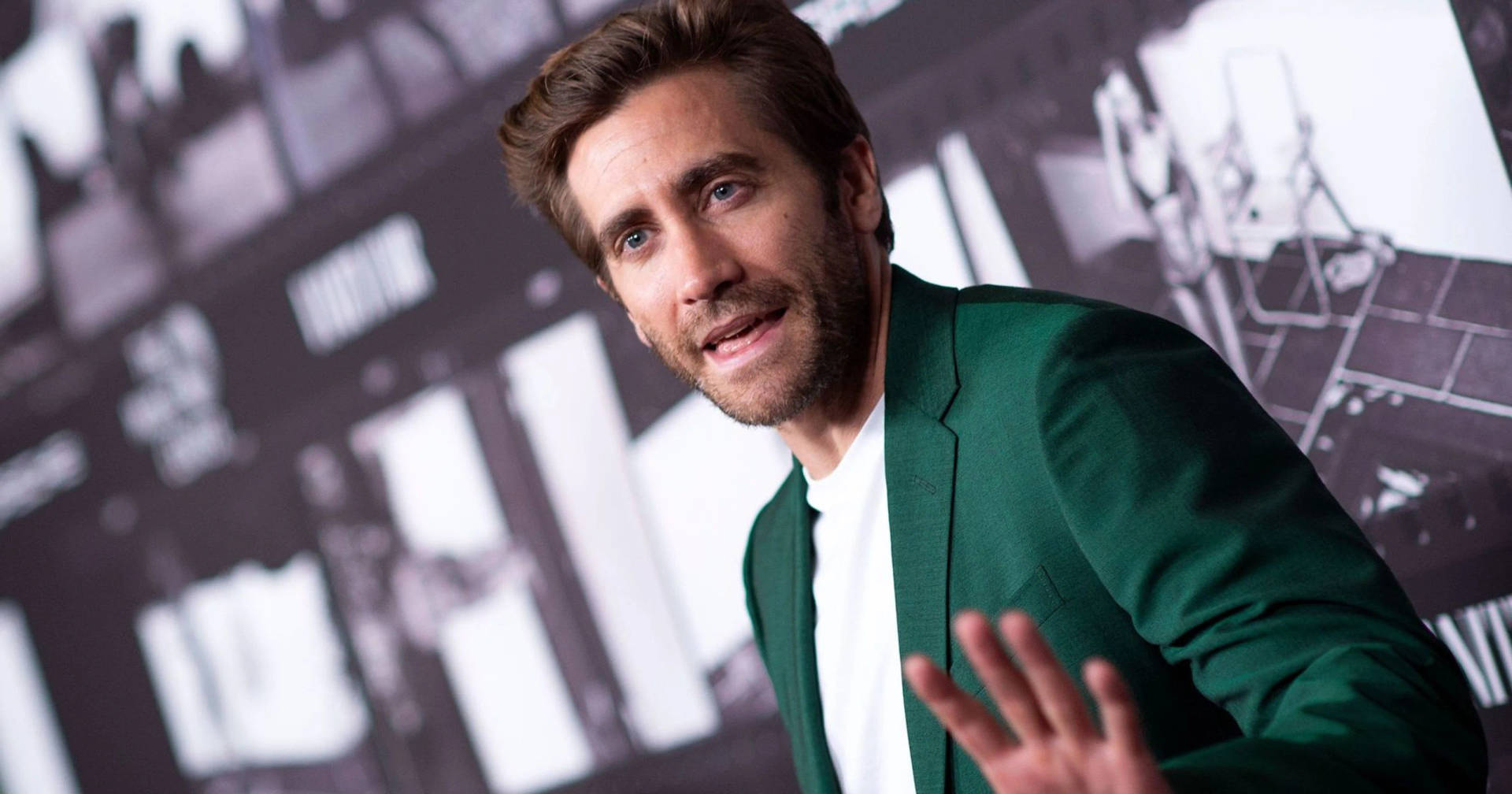 Jake Gyllenhaal In Green Wallpaper