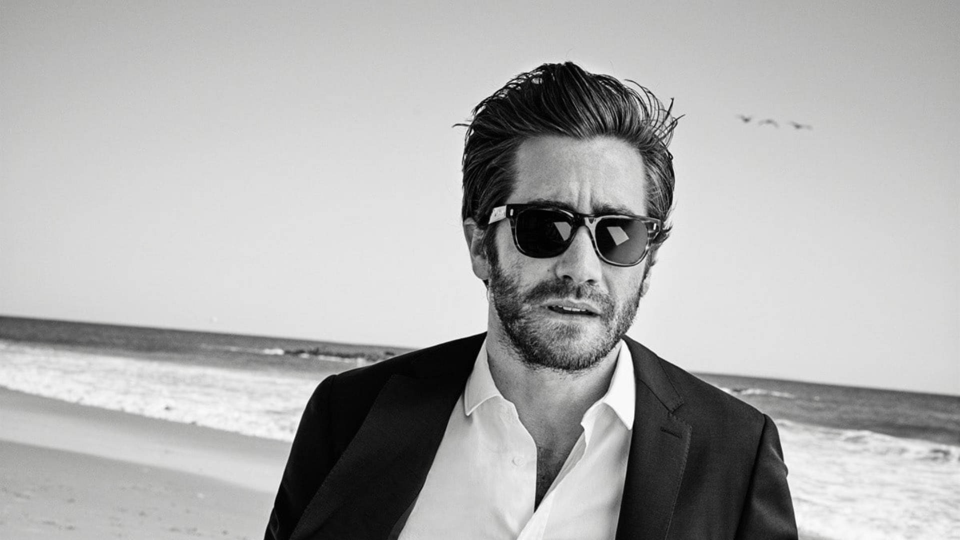 Jake Gyllenhaal With Sunglasses Wallpaper