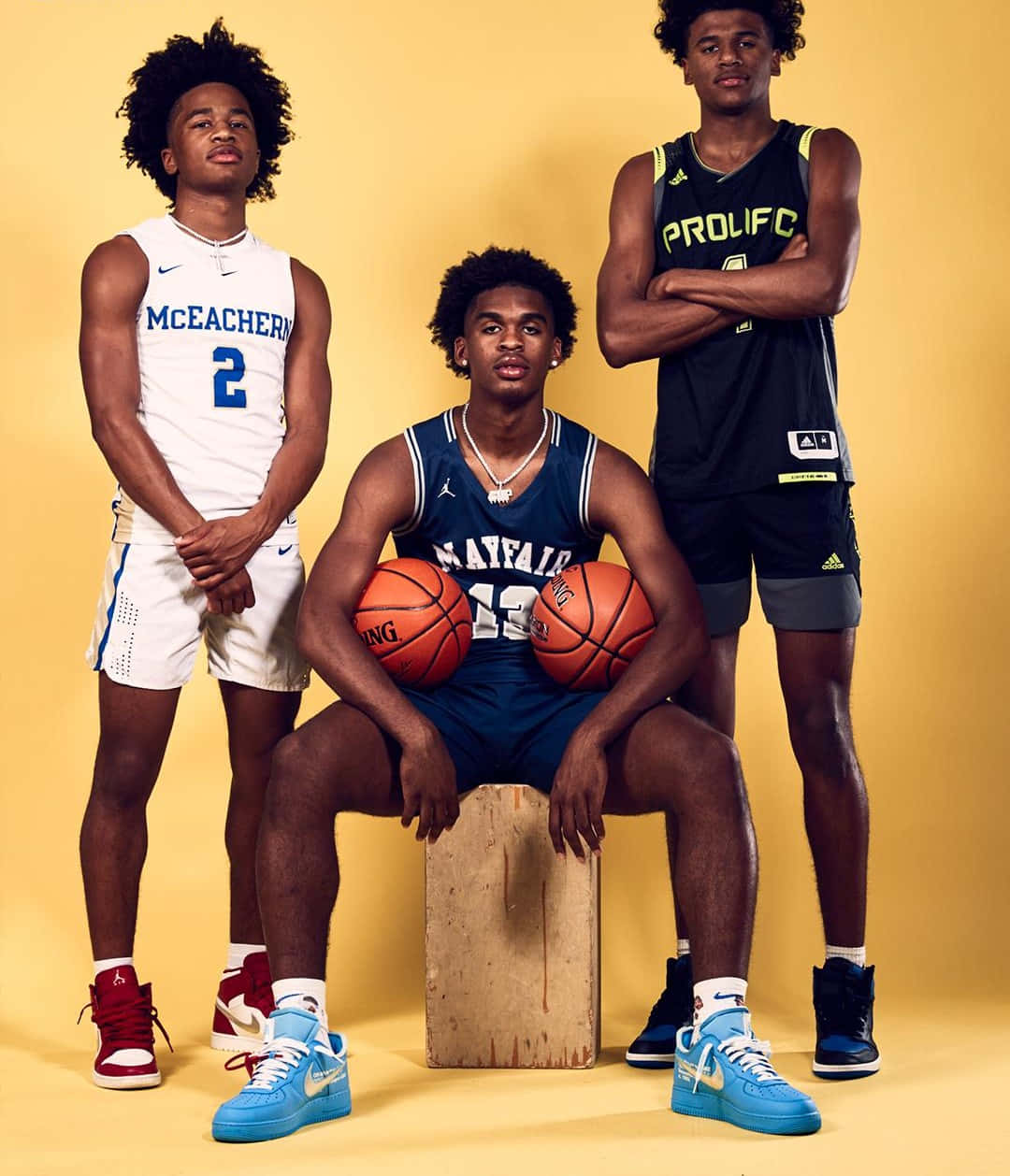 Tre basketball-spillere, der stiller op til et foto Wallpaper
