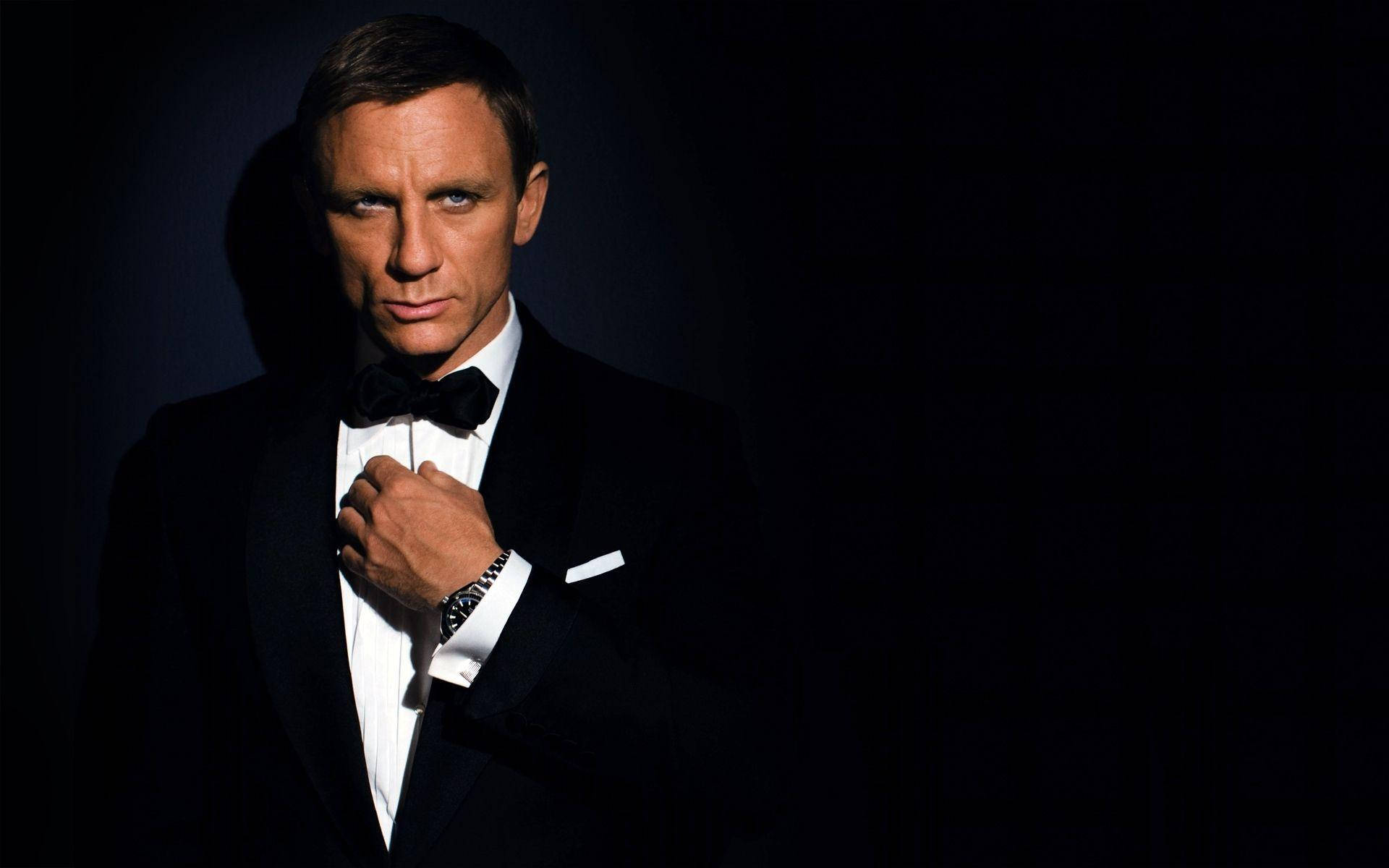 James Bond I Sort Dragt Tapet Wallpaper
