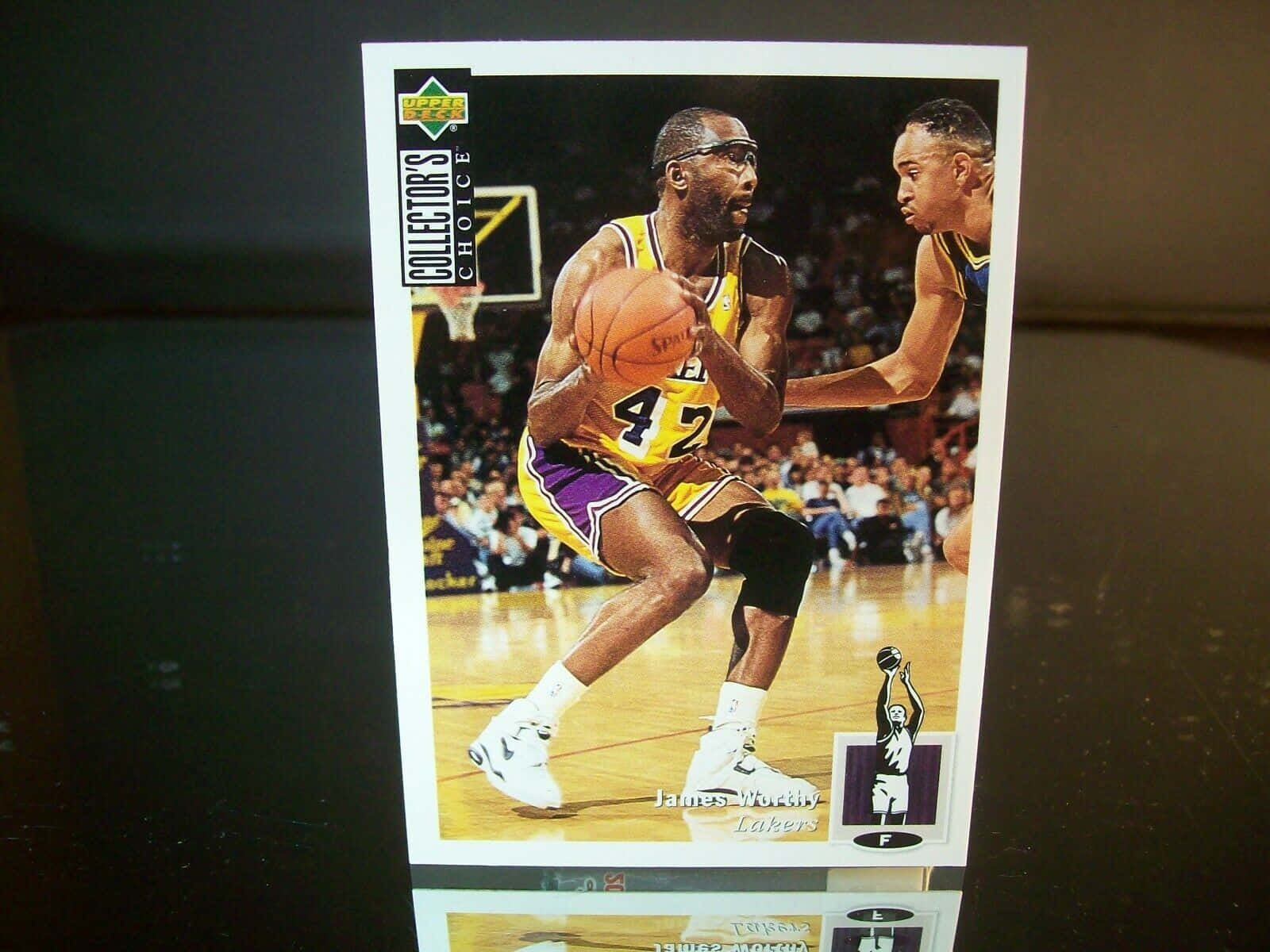 Cartafotografica James Worthy Dei Lakers Nba Del 1994 Sfondo
