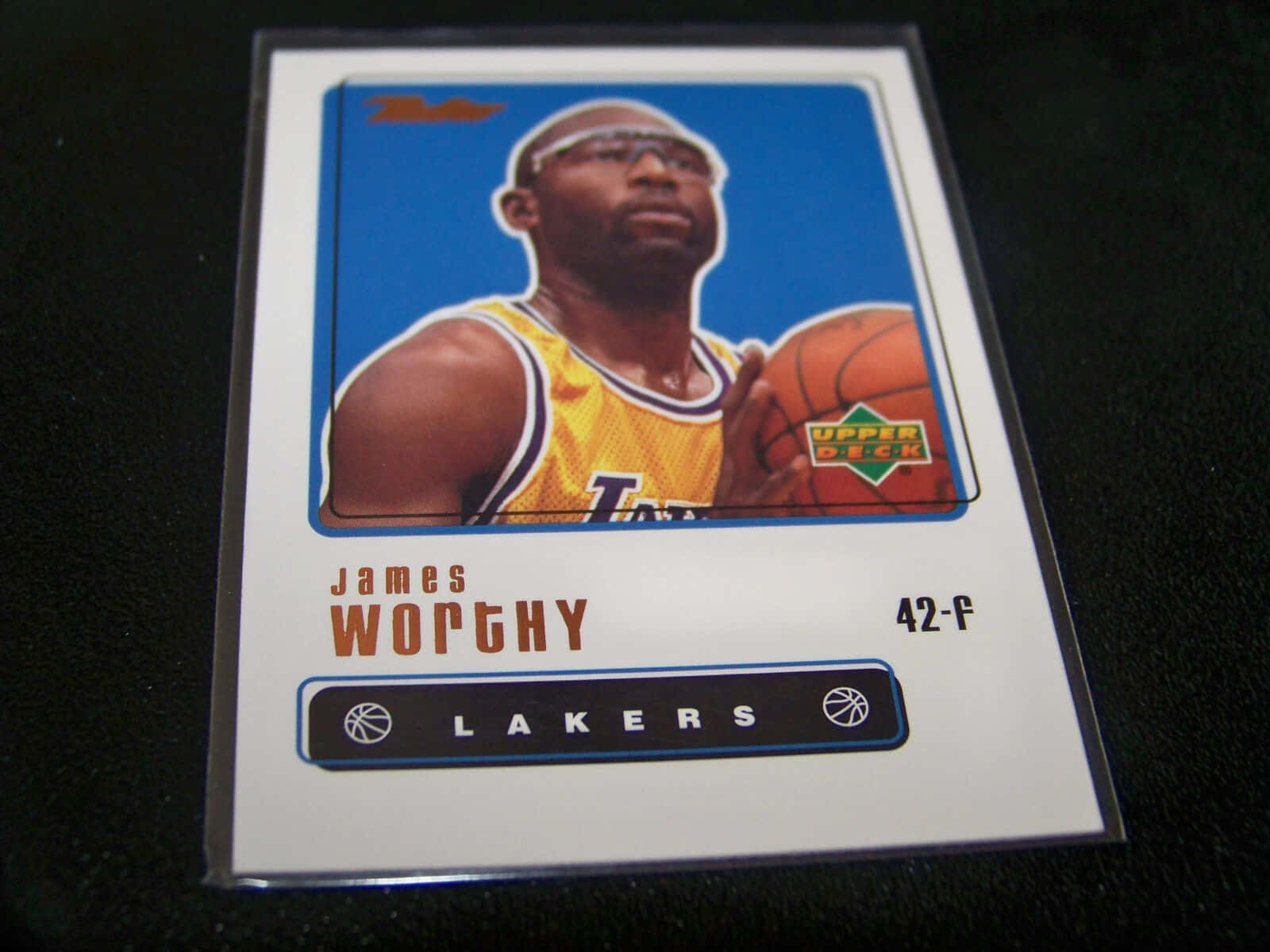 Cartolinafotografica Di James Worthy Dei Lakers Nba. Sfondo