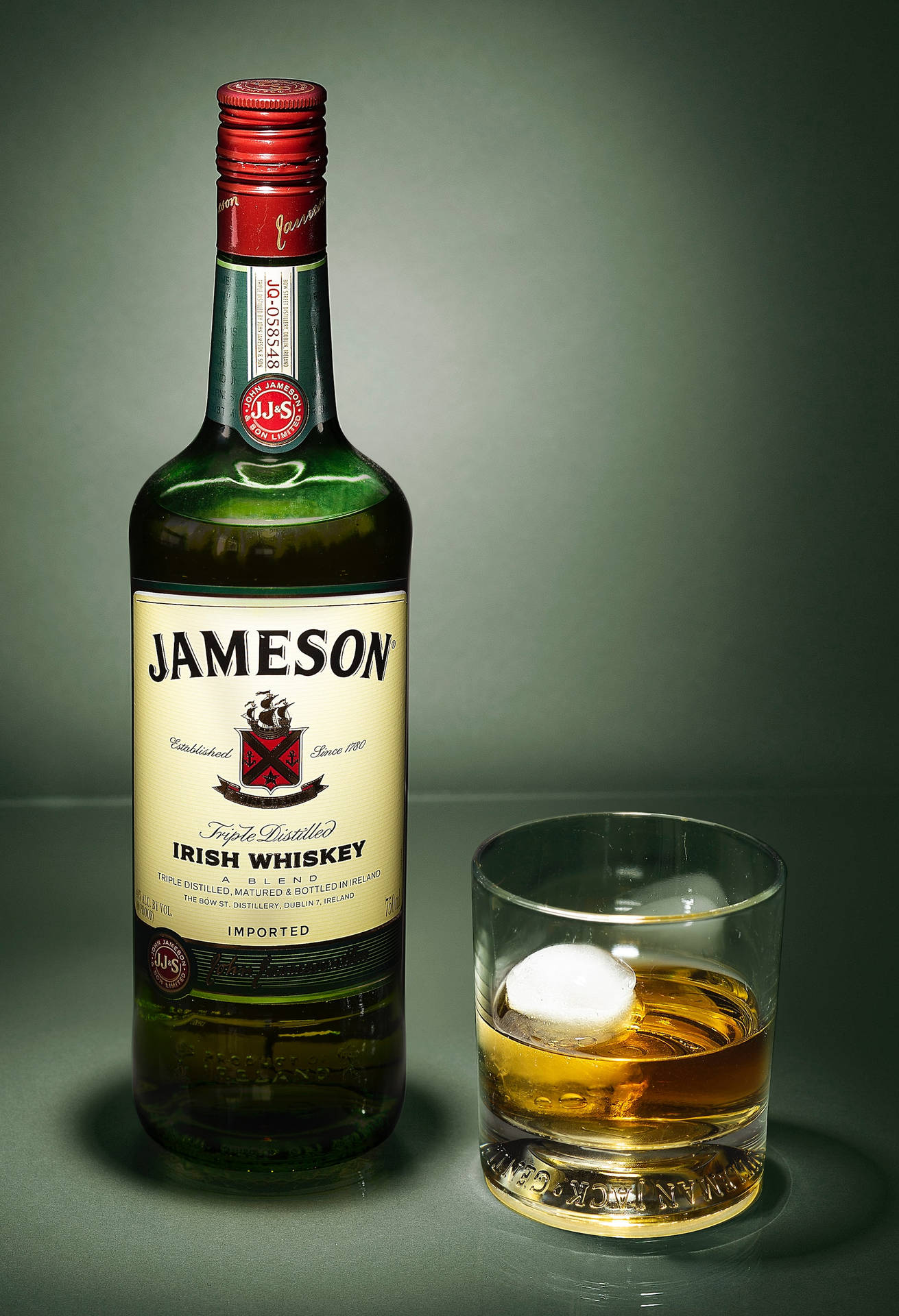 Bottigliadi Whisky Jameson E Bicchiere Sfondo