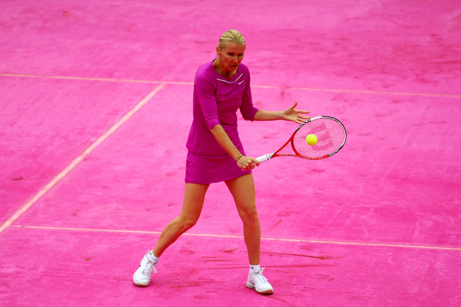 Jana Novotna playing Tennis on a Pink Court Wallpaper