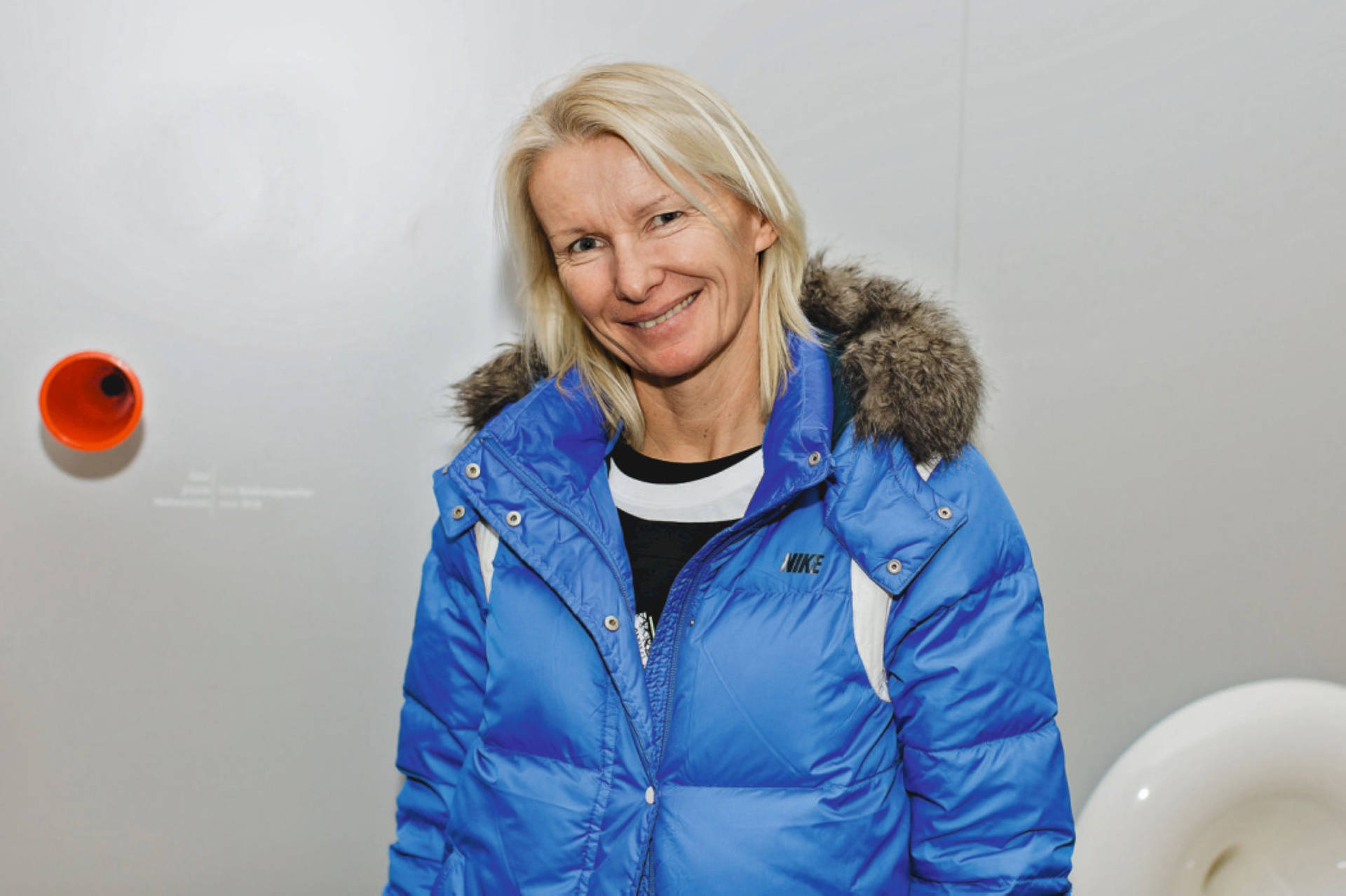 Jana Novotna iført blå jakke Wallpaper