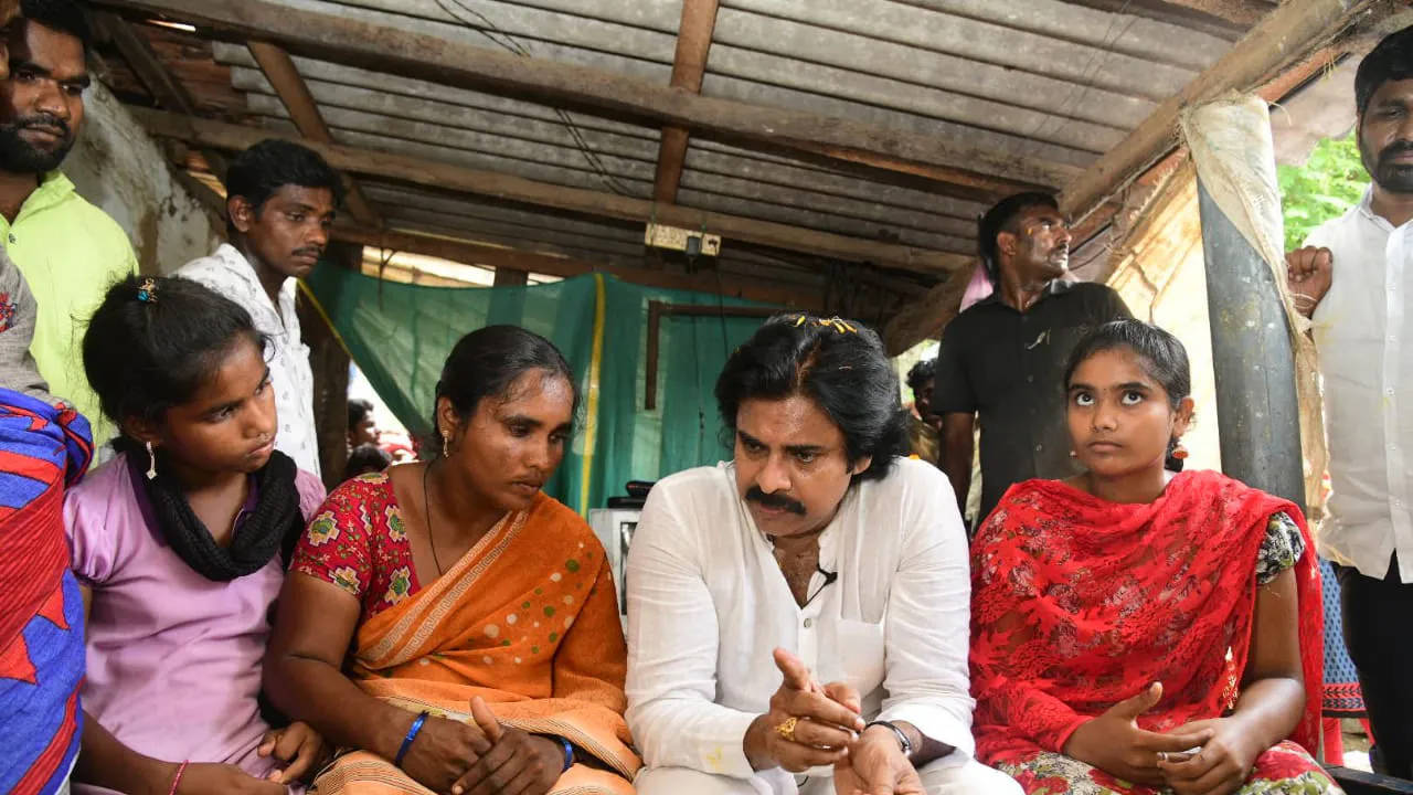 Partidojanasena Pawan Kalyan Com Mulheres Na Tela De Fundo Do Computador Ou Celular. Papel de Parede