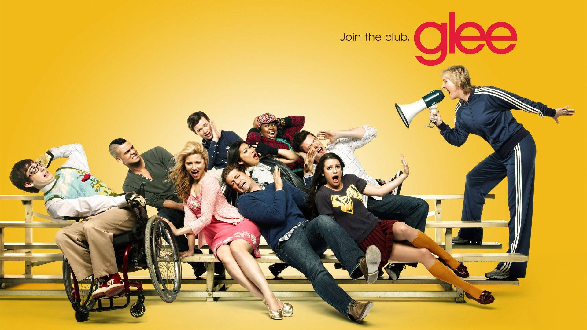 Pósterde Jane Lynch Con Un Megáfono En Glee. Fondo de pantalla