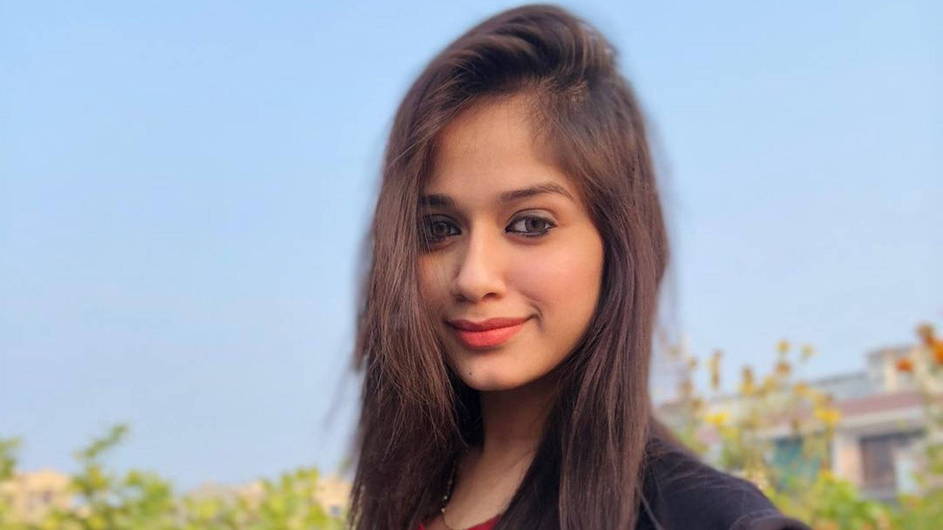 Caption: Jannat Zubair – Radiance Personified in Traditional Indian Attire Wallpaper