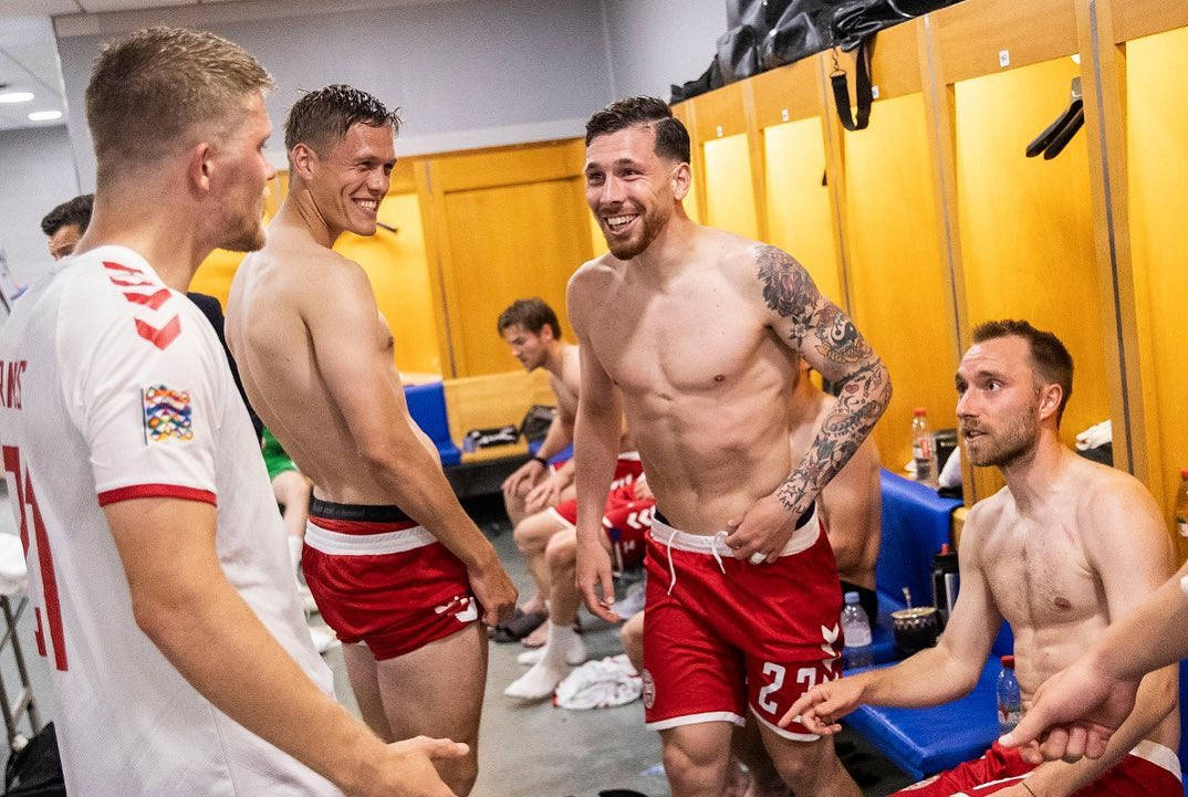 Jannik Vestergaard Laughing With Teammates Wallpaper