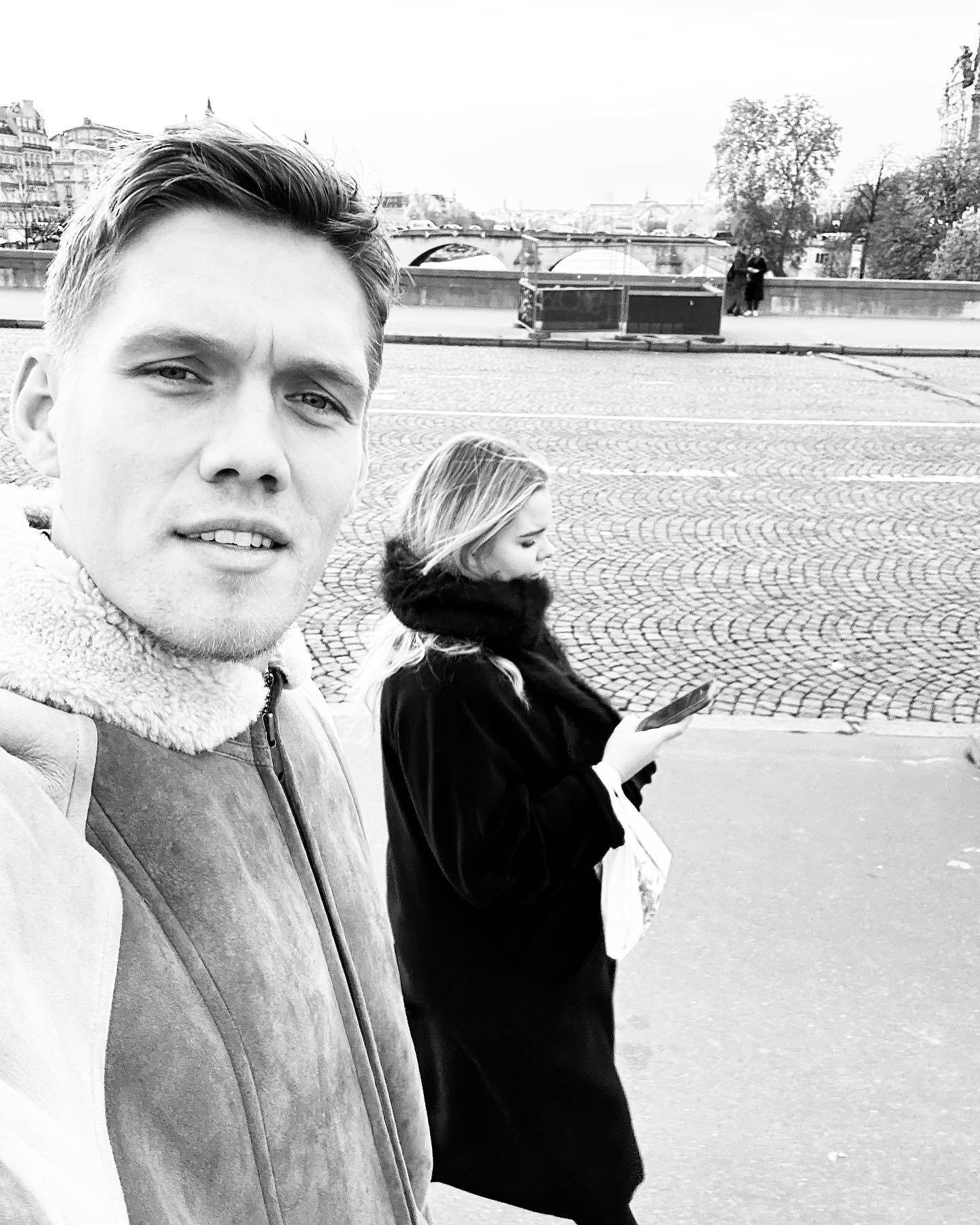 Jannikvestergaard Selfie Mit Seiner Frau Wallpaper