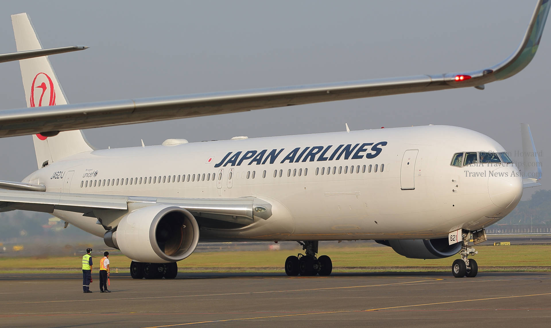 Japan Airlines Aircraft Marshals Picture