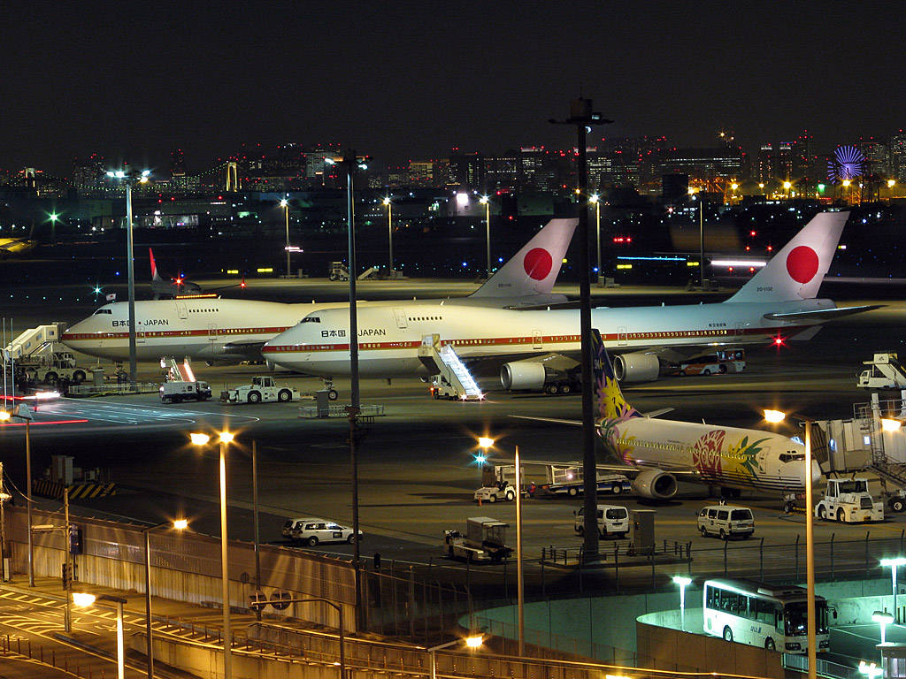 Papelde Parede Da Japan Airlines Durante A Noite. Papel de Parede
