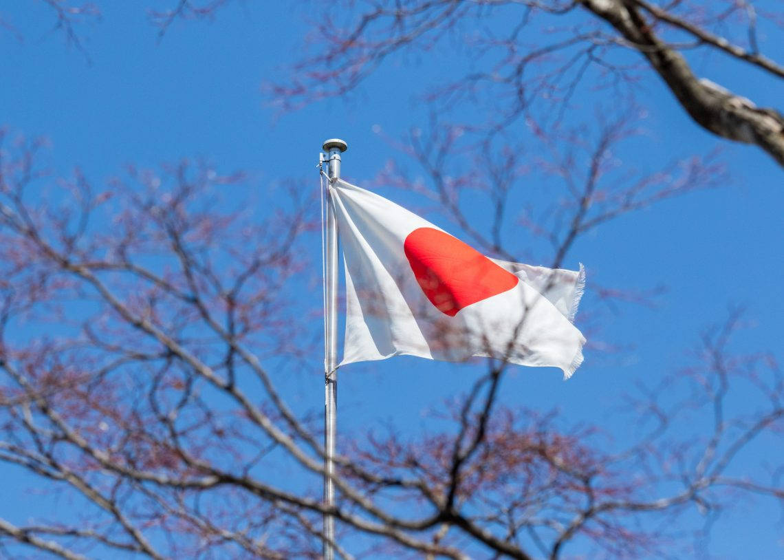 Banderade Japón Con Vista Del Cielo Azul Fondo de pantalla