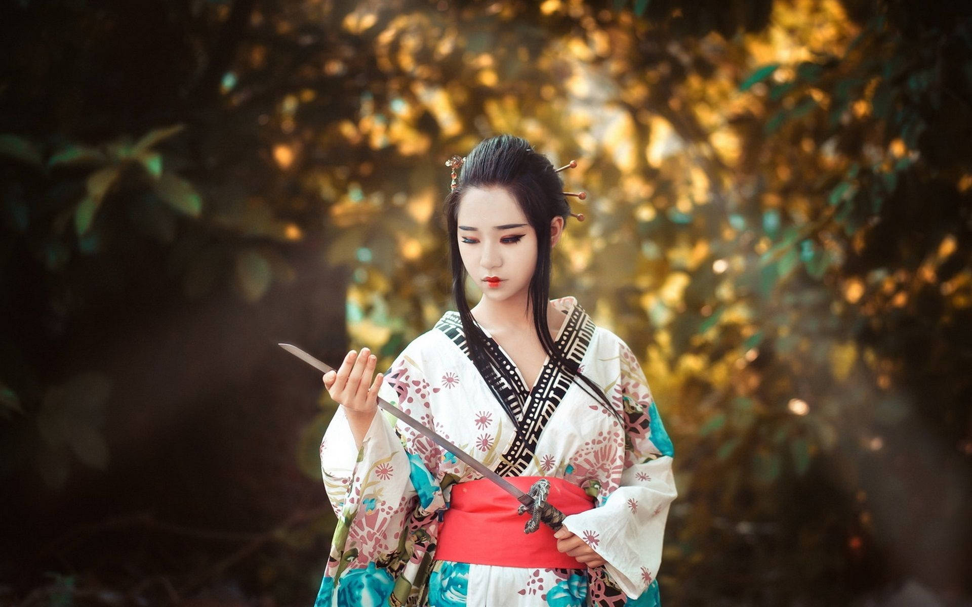 Japanskflicka I Kimono Med Ett Svärd. Wallpaper