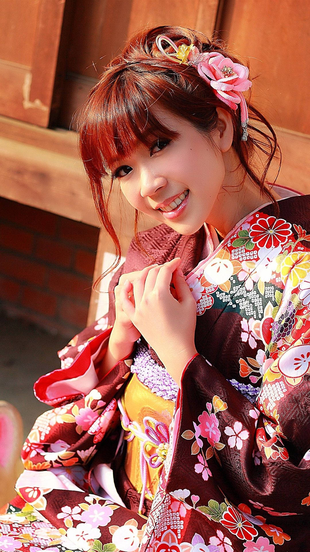 Ragazzagiapponese In Kimono Con Un Dolce Sorriso Sfondo