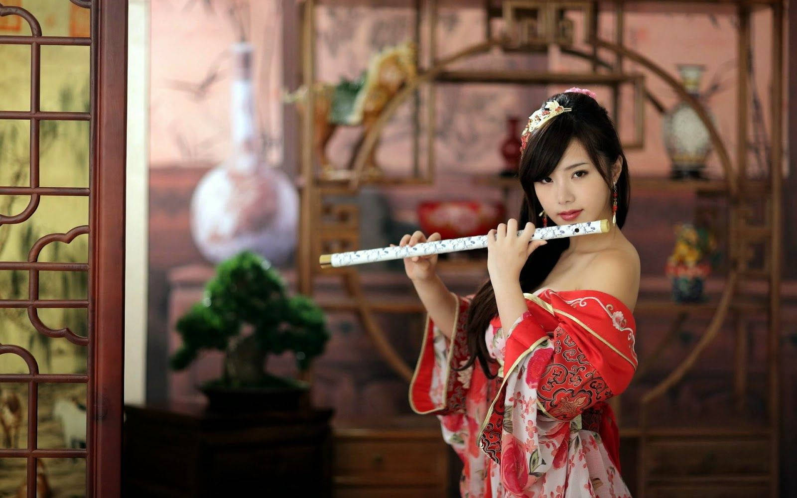 Chicajaponesa Con Kimono Rojo Y Flauta Tradicional. Fondo de pantalla