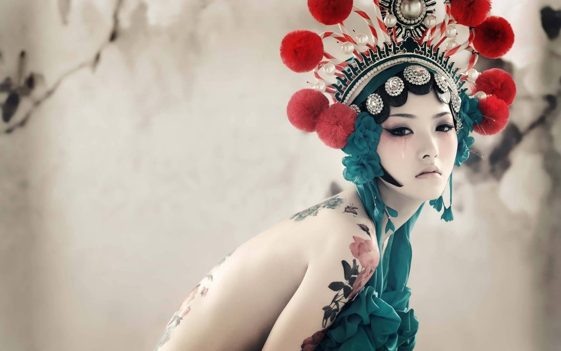 Giapponeragazza Tribale Con Copricapo Floreale Tatuaggio Sfondo