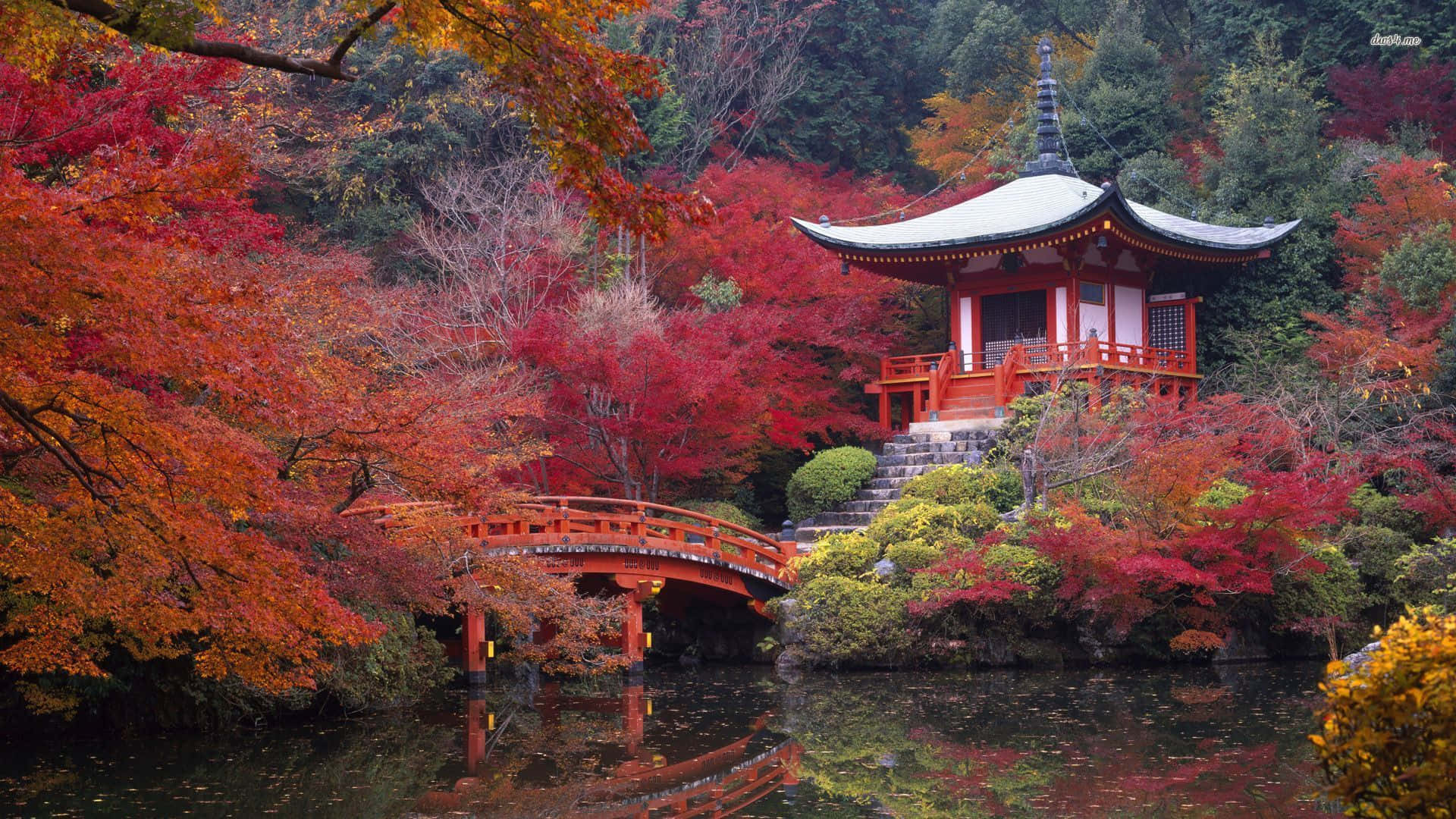 En pagoda omgivet af efterårsblade og en sø Wallpaper