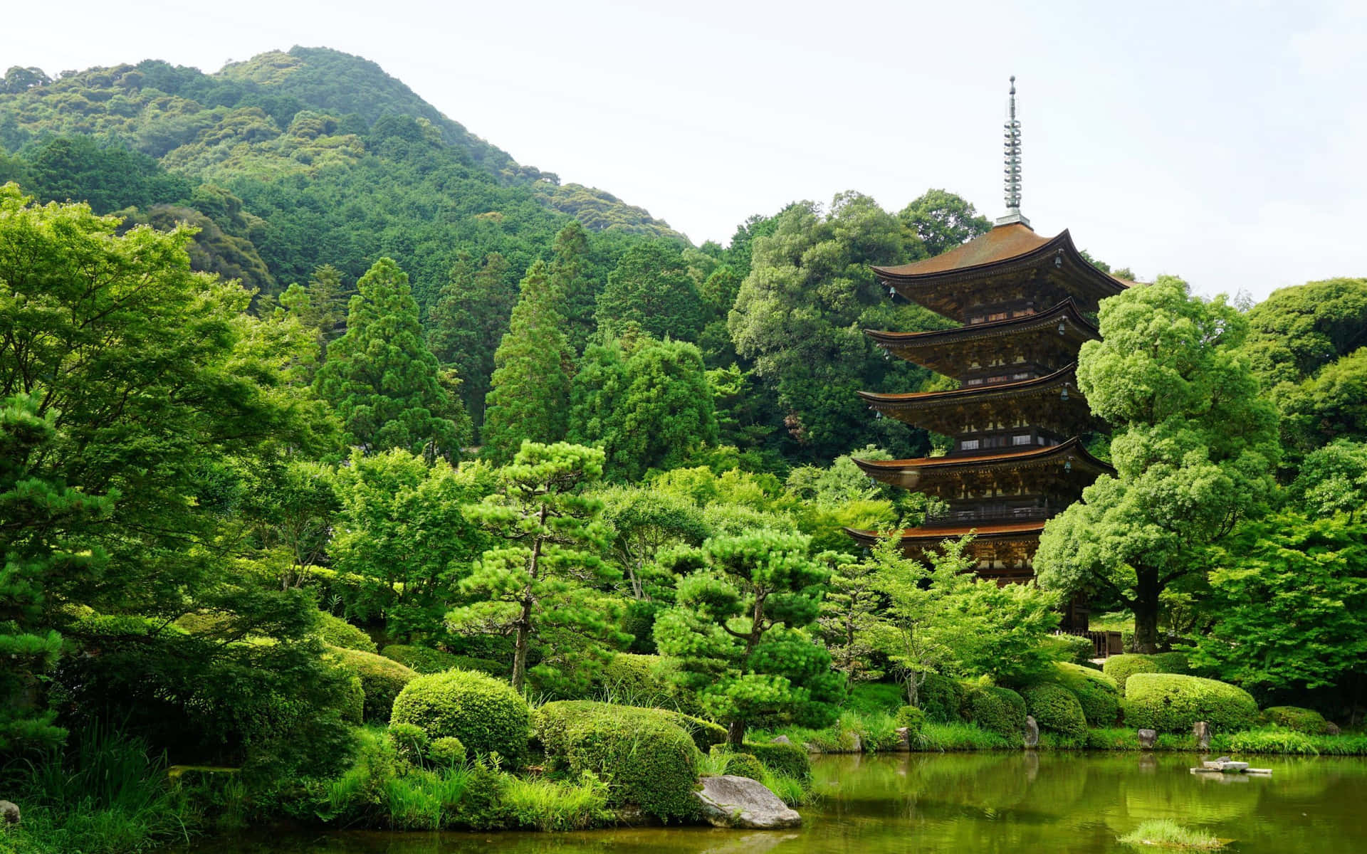Unatorre Pagoda En Un Jardín Con Árboles Y Arbustos Fondo de pantalla