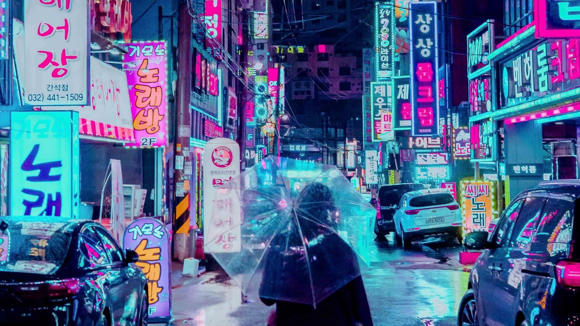 En kvinde gå ned ad en gade med neon skilte og farverige paraplyer Wallpaper