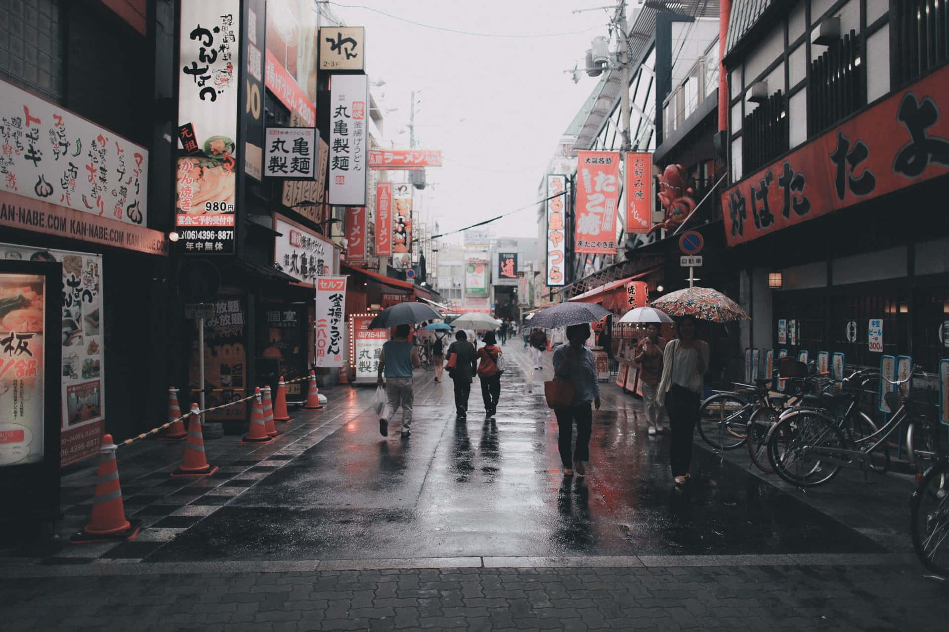 Umarua Da Cidade Com Pessoas Caminhando Com Guarda-chuvas Papel de Parede