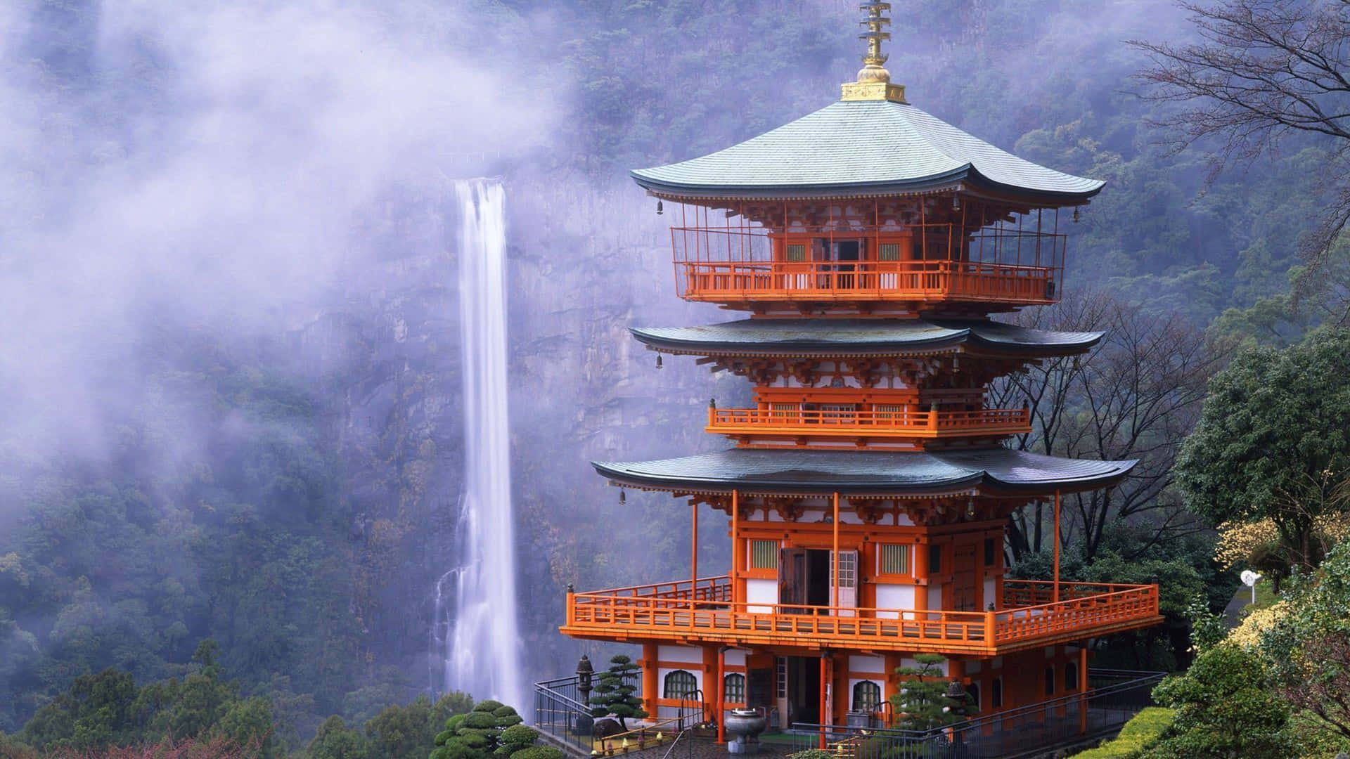 Einfarbenfroher Traditioneller Tempel In Japan