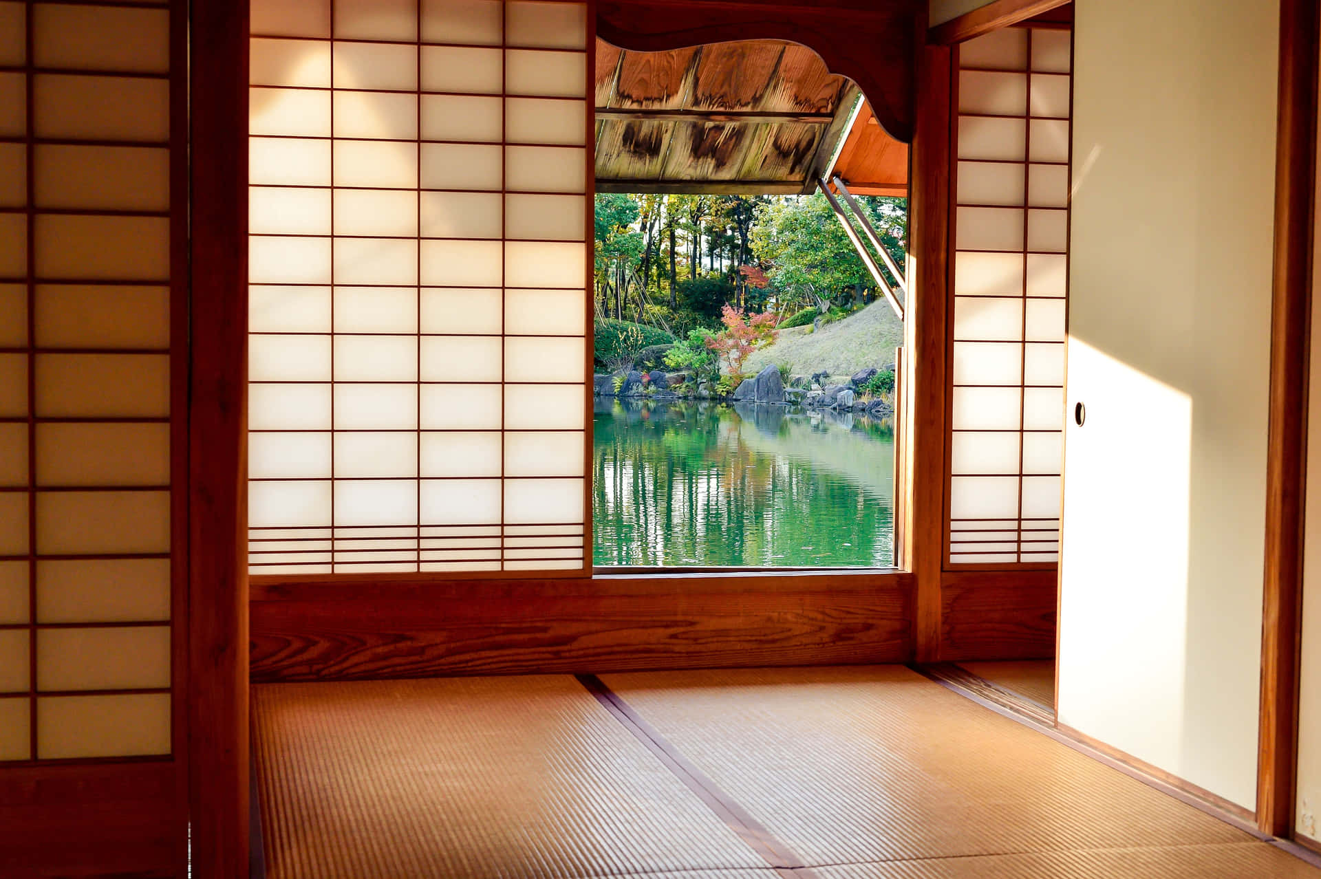 Japansk tomt rum med dam og træ Wallpaper