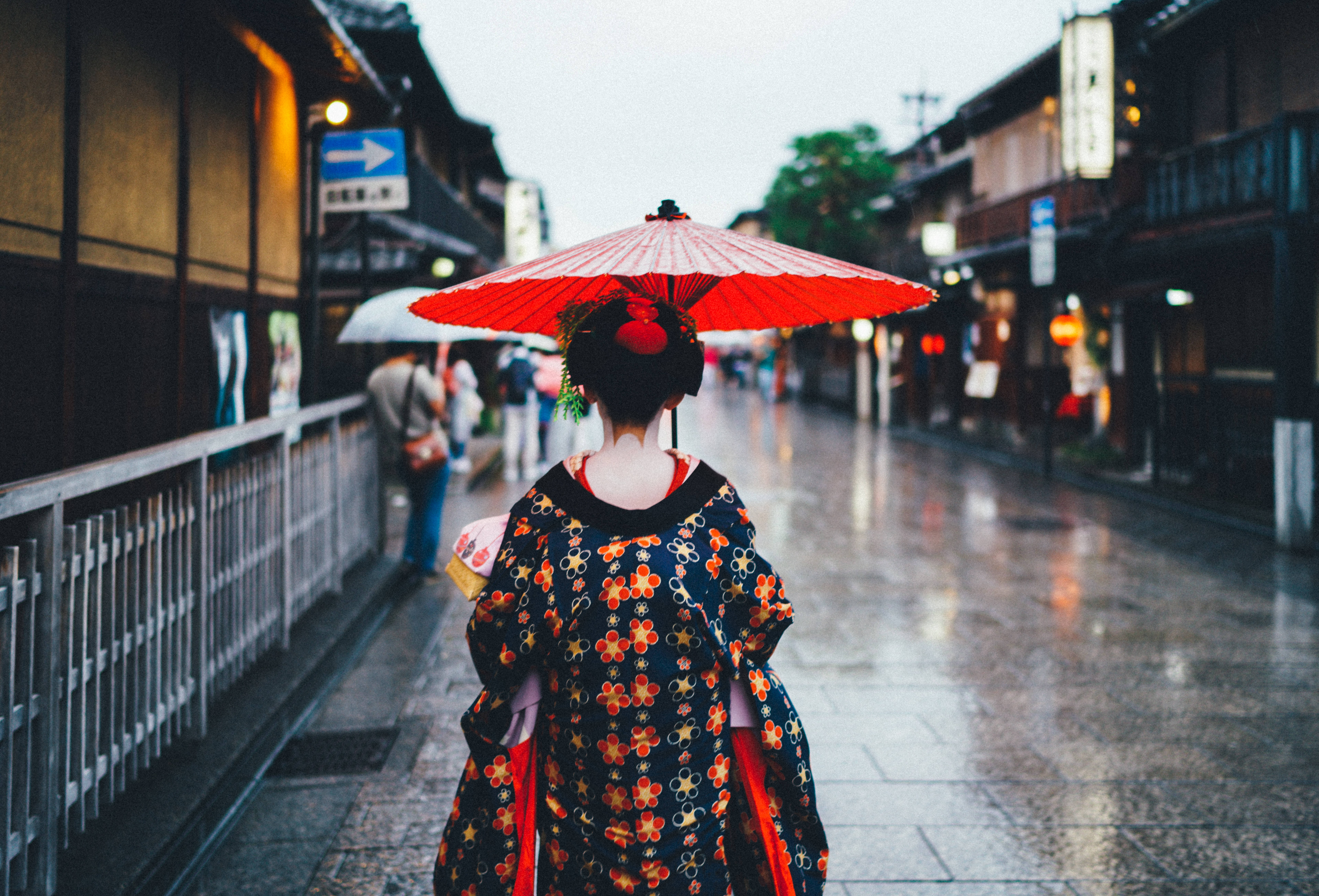 Japanese Hd Geisha In The Rain Wallpaper