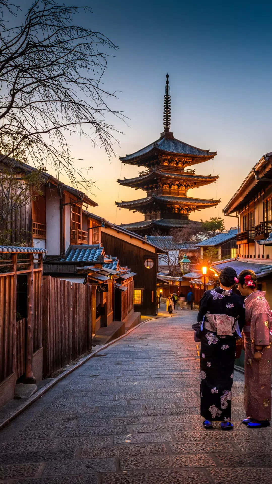 Dosmujeres En Kimono Tradicional Caminando Por Una Calle. Fondo de pantalla