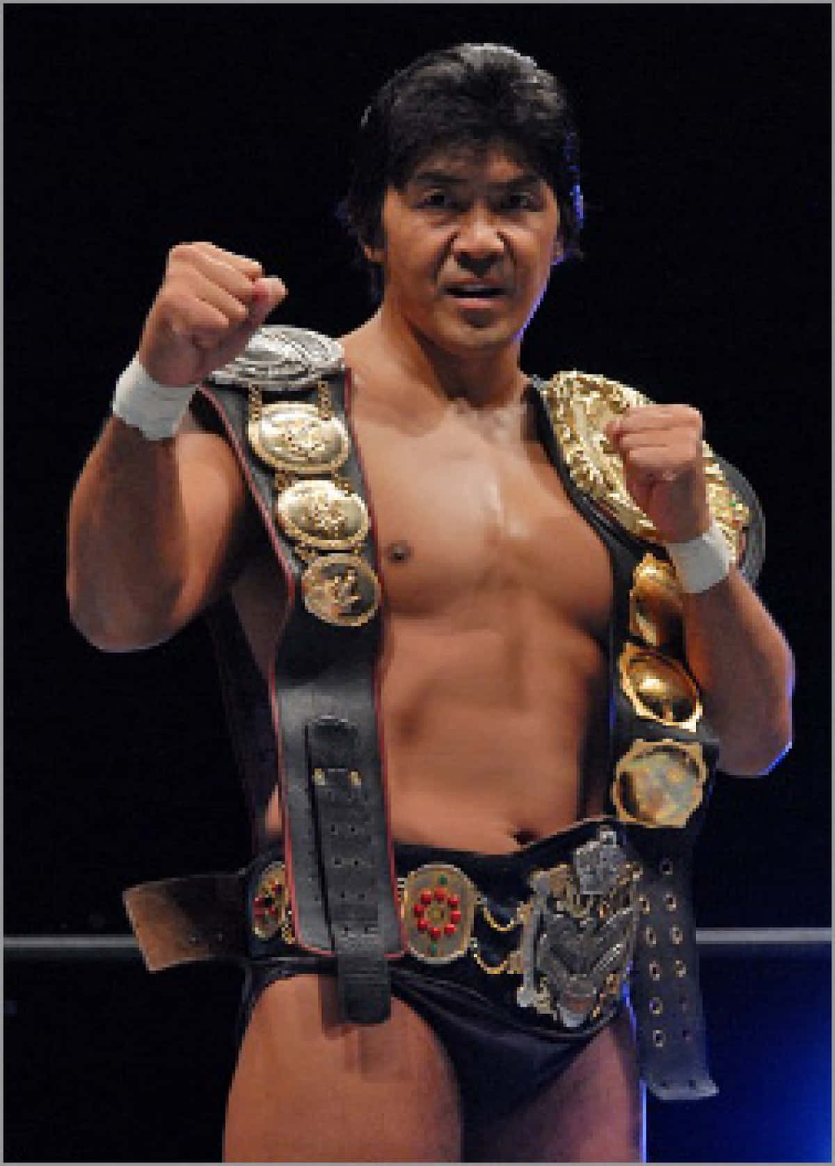 Lutadorjaponês De Artes Marciais Mistas, Masakatsu Funaki, Com Cinturões De Campeão. Papel de Parede