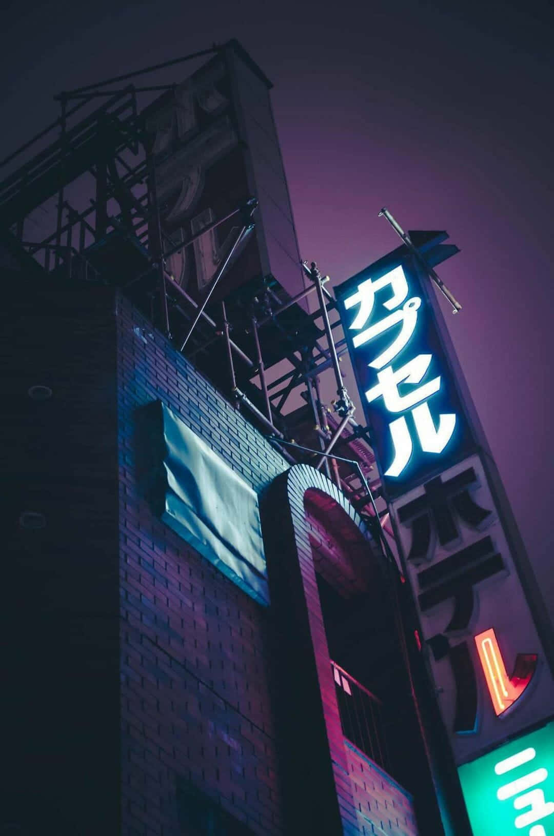Farverige neon skilte lyser nattescenen op i Japan. Wallpaper