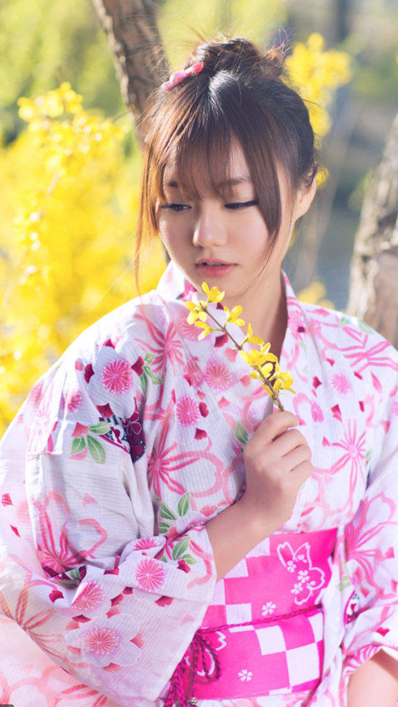 Japanischesmädchen Am Telefon Im Kimono Wallpaper