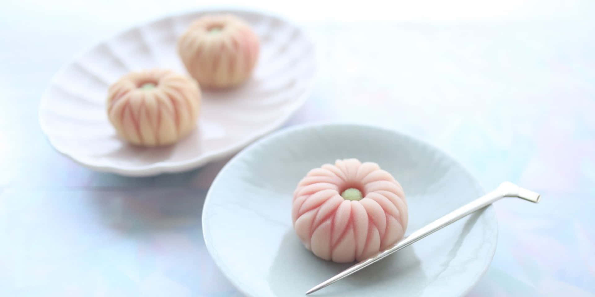 Deliciososdulces Japoneses En Un Plato Fondo de pantalla