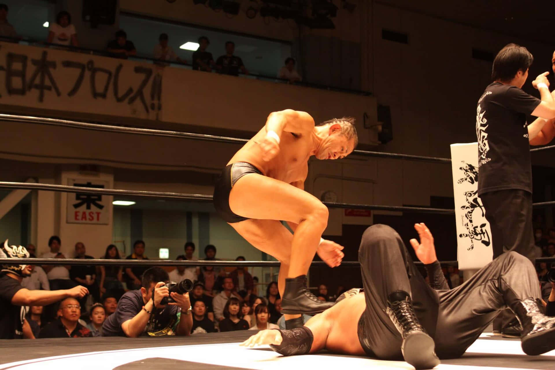 Minoru Suzuki japansk wrestler på en lys sort baggrund. Wallpaper