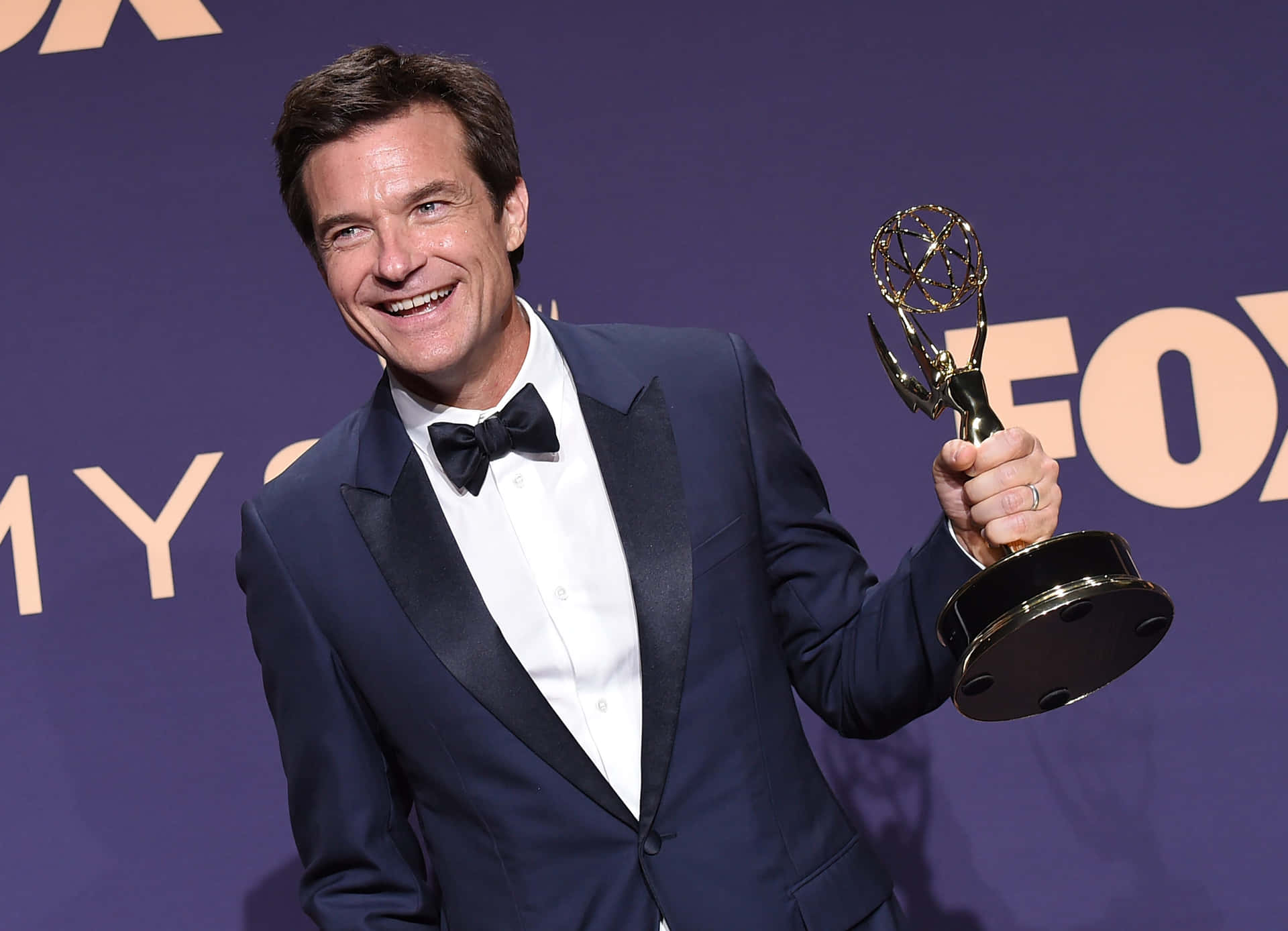 Jason Bateman attends the 2019 Golden Globe Awards Wallpaper