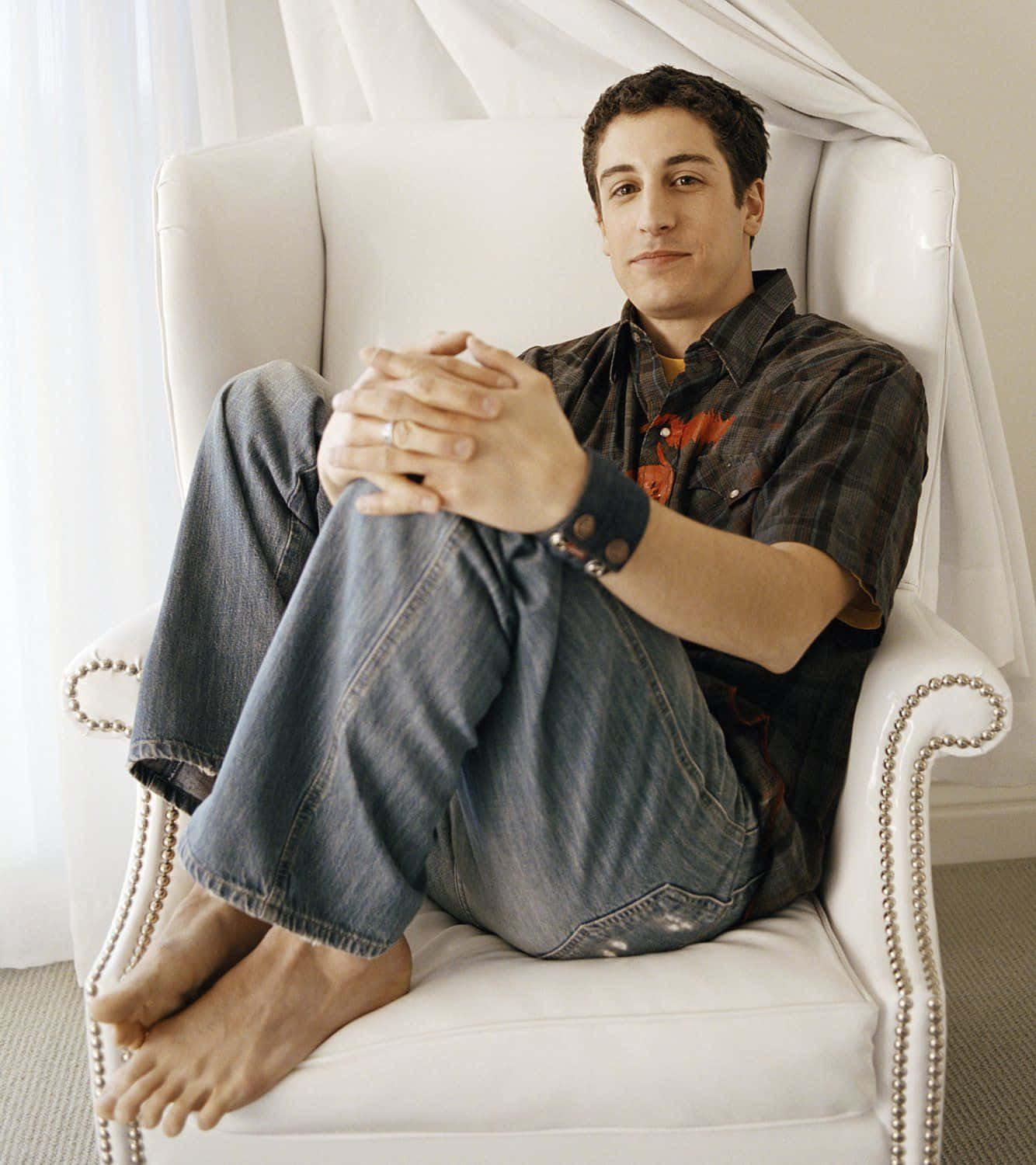Caption: Actor Jason Biggs poses in a casual style. Wallpaper
