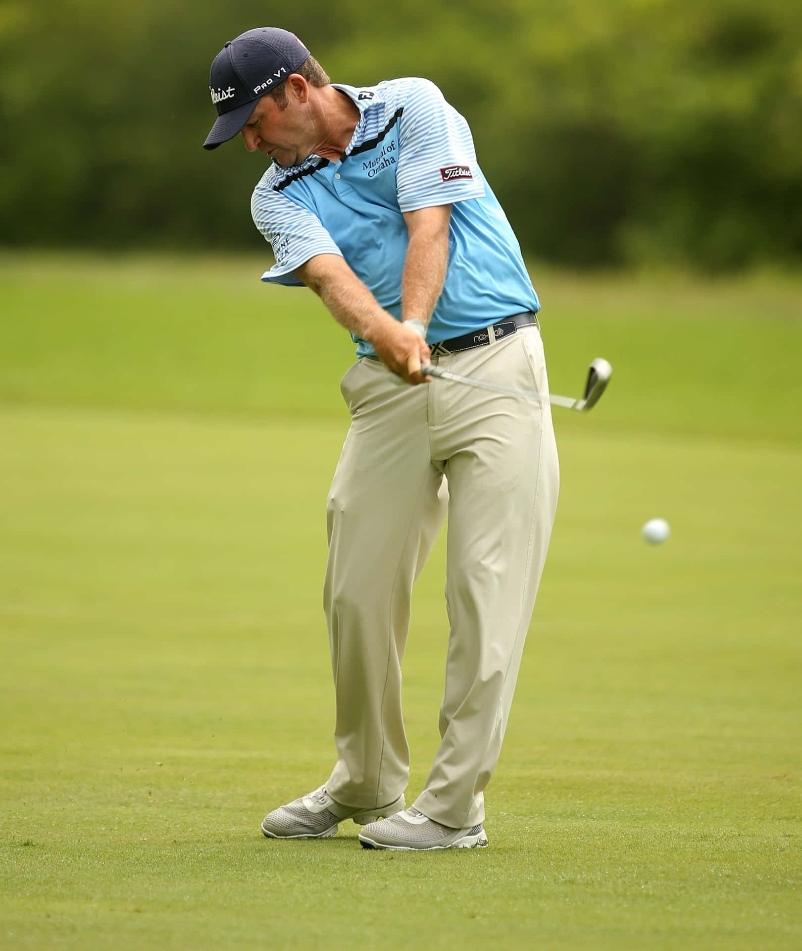 Jasonbohn Mostrando La Postura Perfetta Del Swing Di Golf. Sfondo